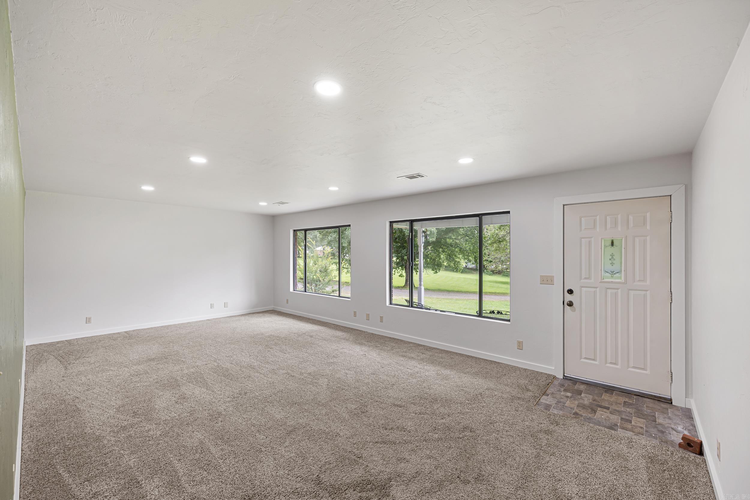 826 E 164 Highway Property Photo 8