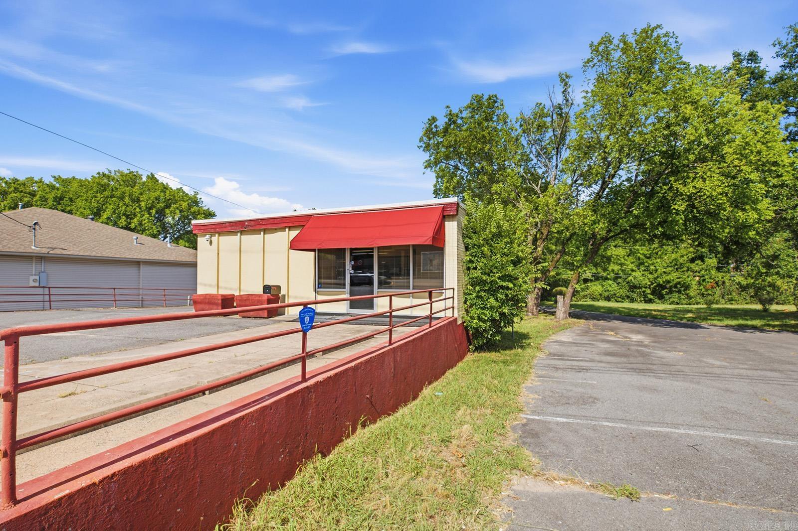 1601 S University Avenue Property Photo 3