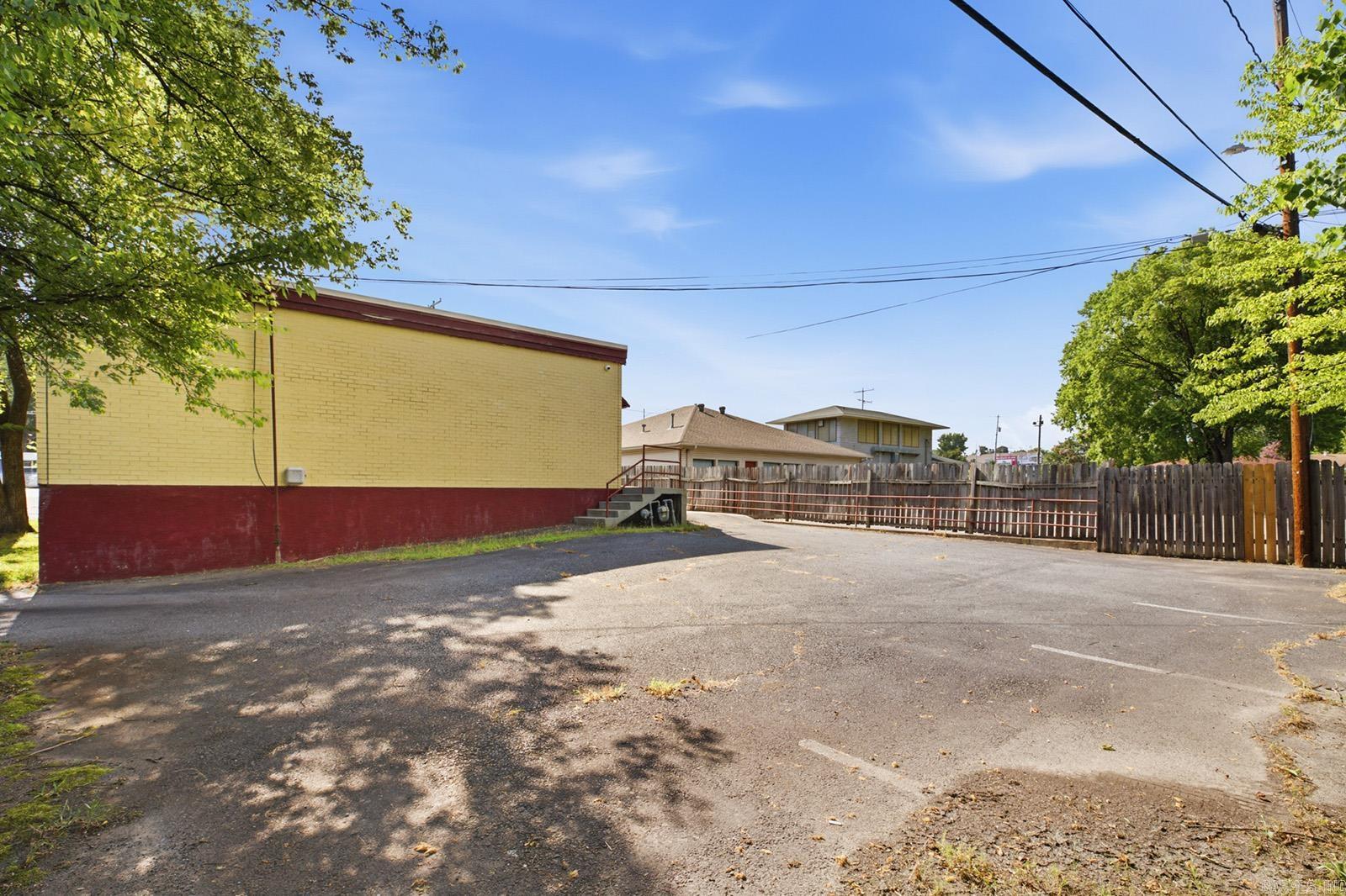 1601 S University Avenue Property Photo 7