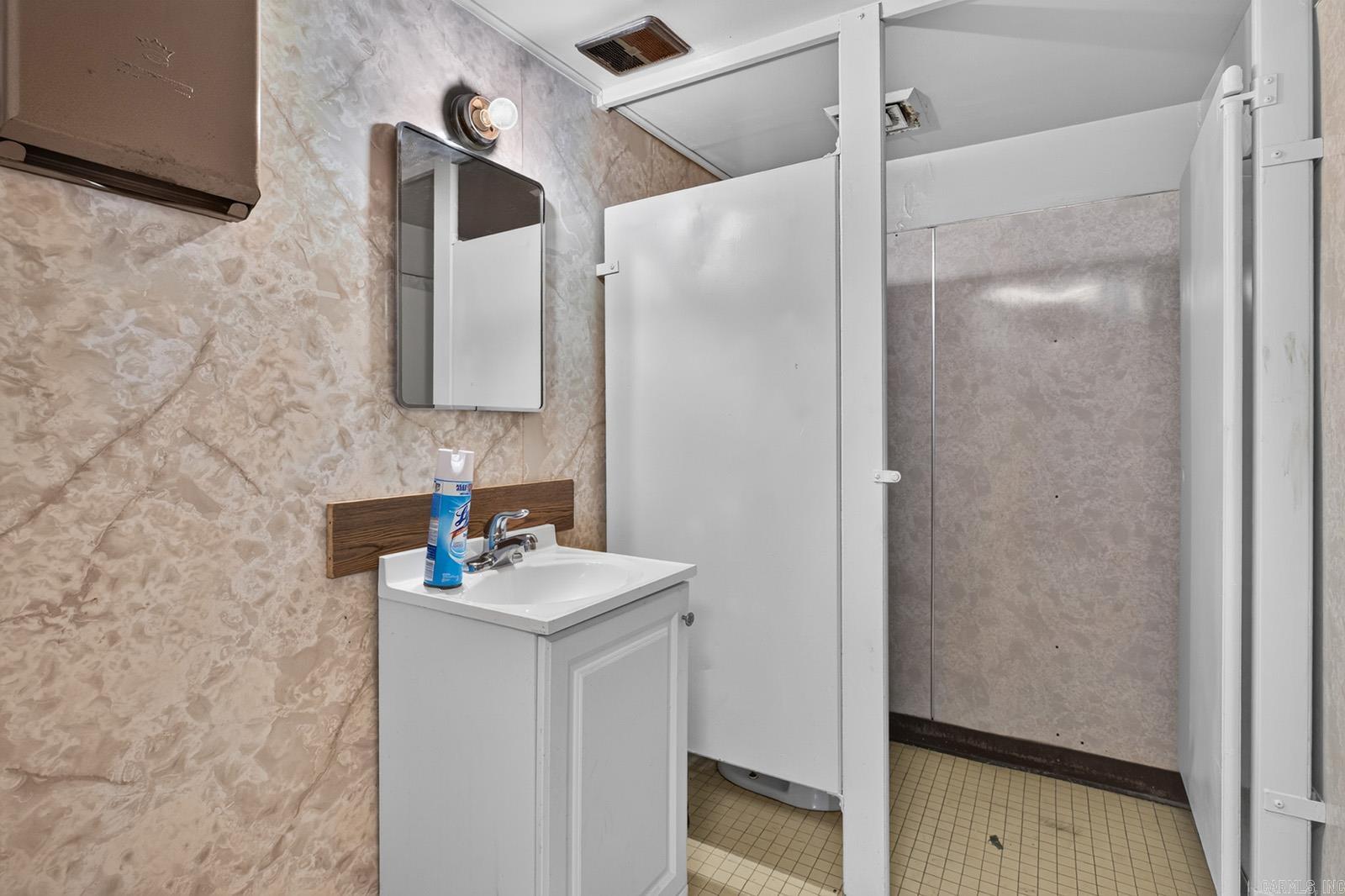 1601 S University Avenue Property Photo 24