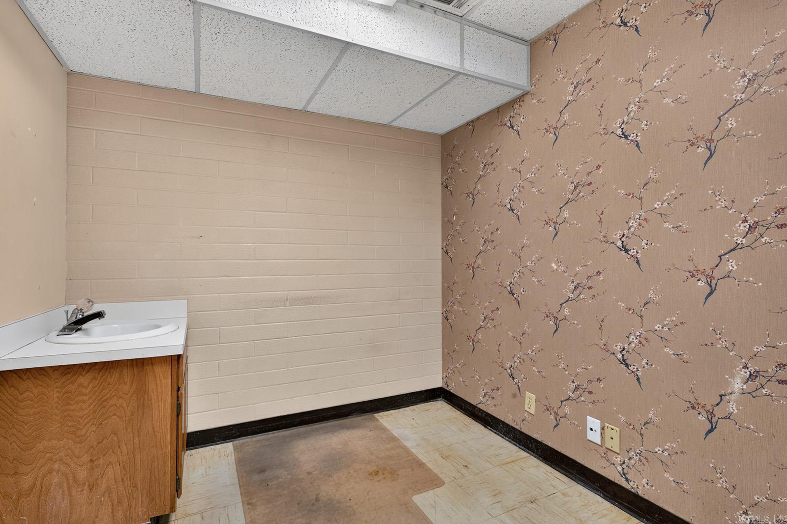 1601 S University Avenue Property Photo 33