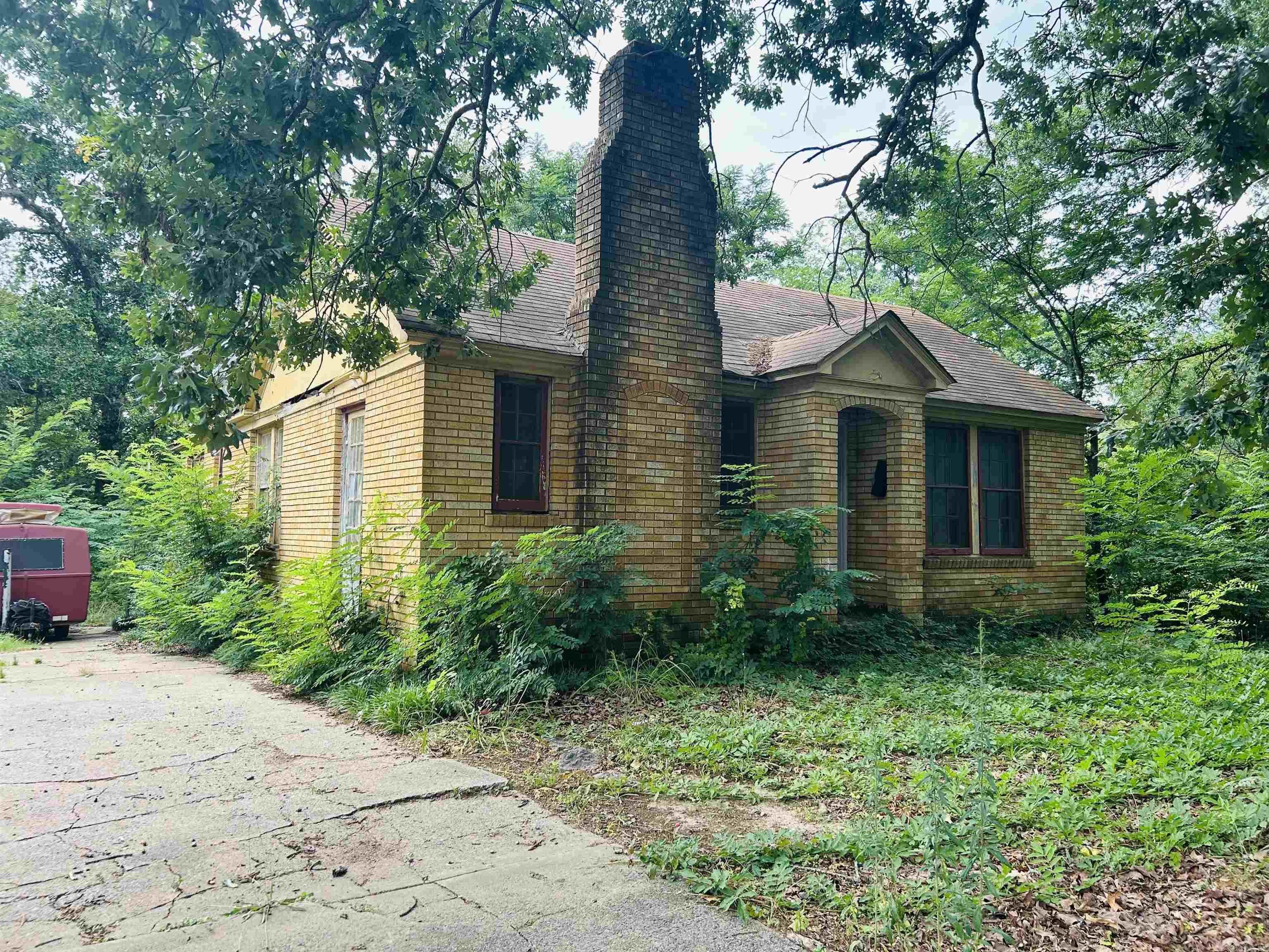 2102 S Cross St Property Photo 1