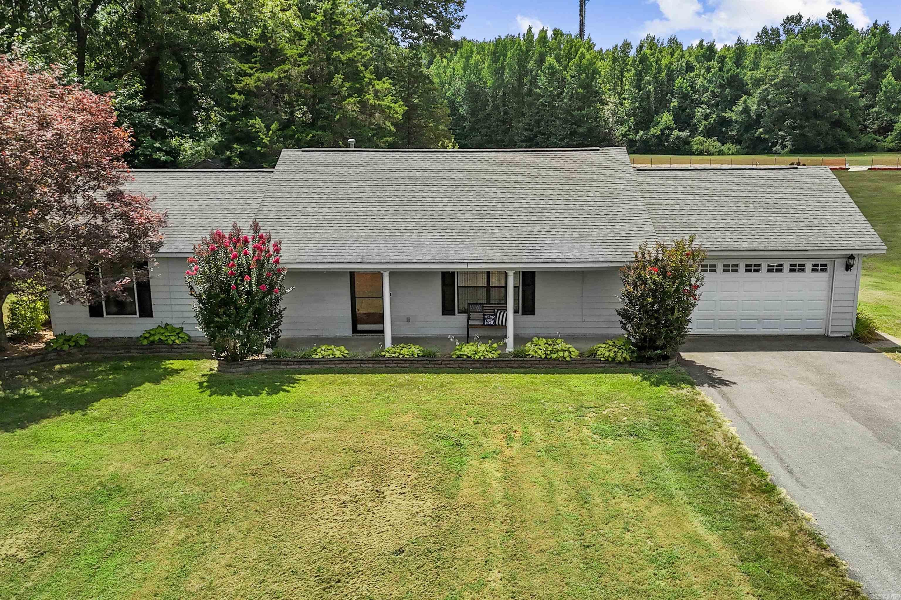60 Andrew Dr Property Photo 5