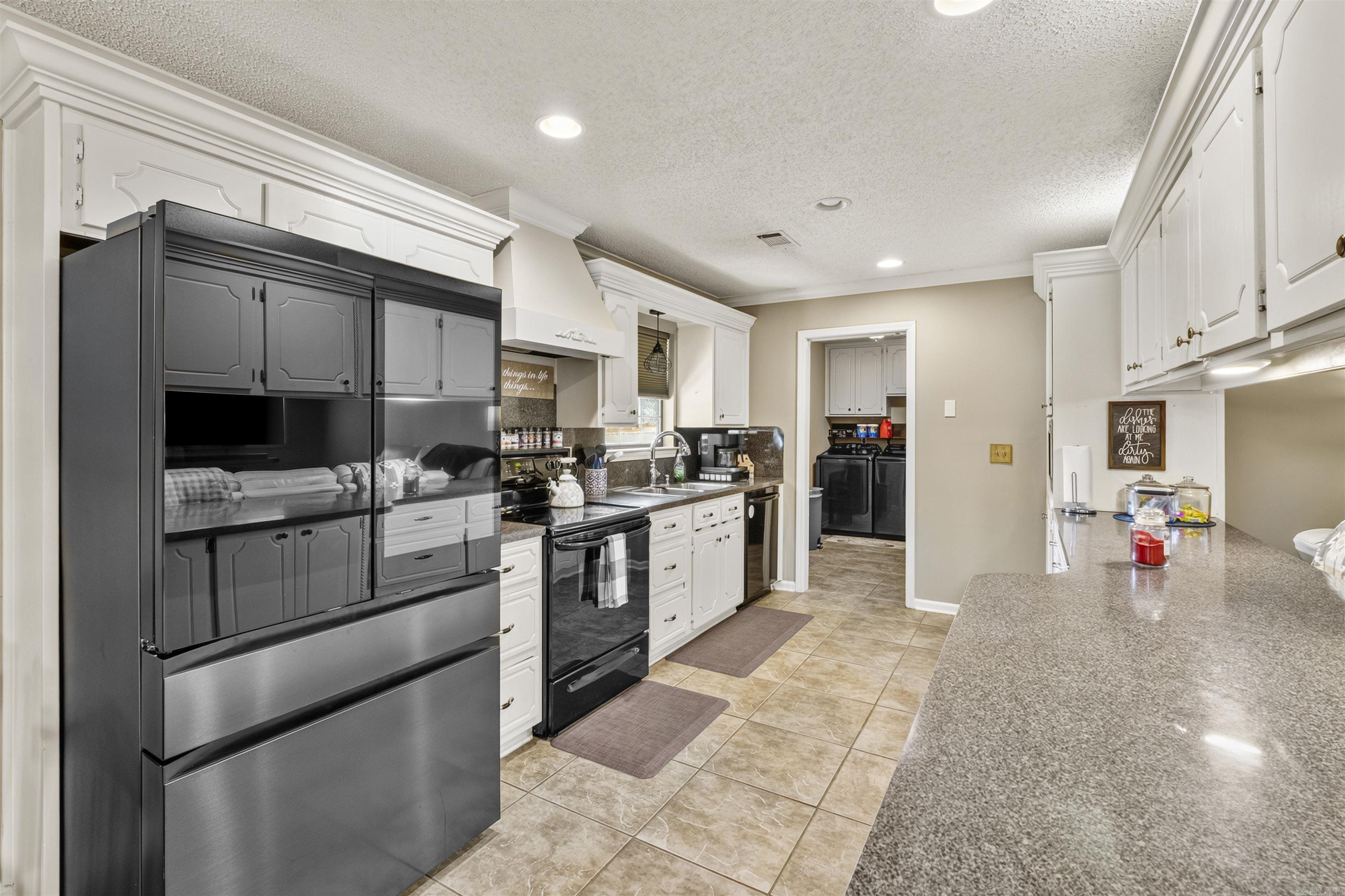 60 Andrew Dr Property Photo 12