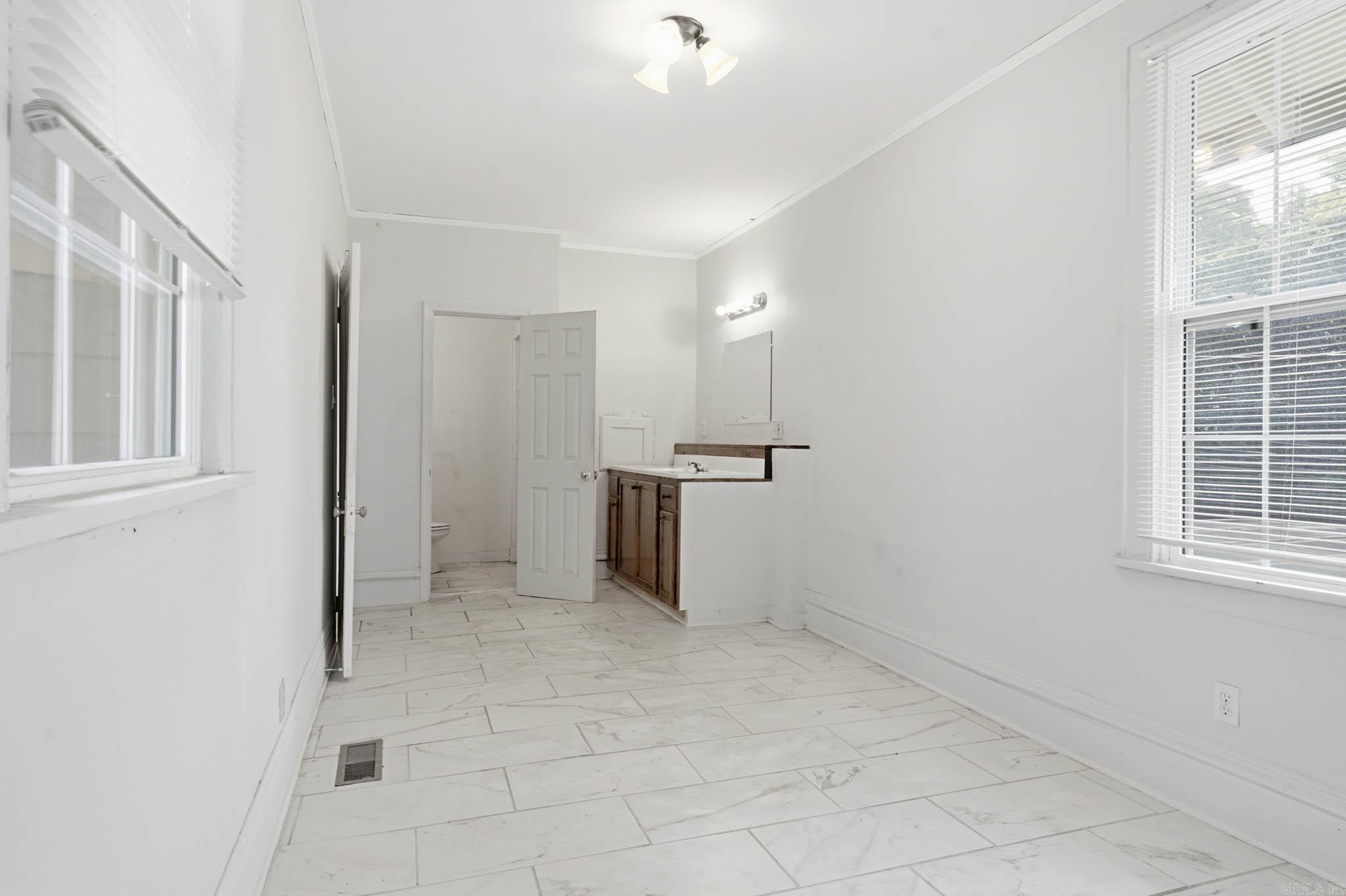 3315 W Markham Street Property Photo 16