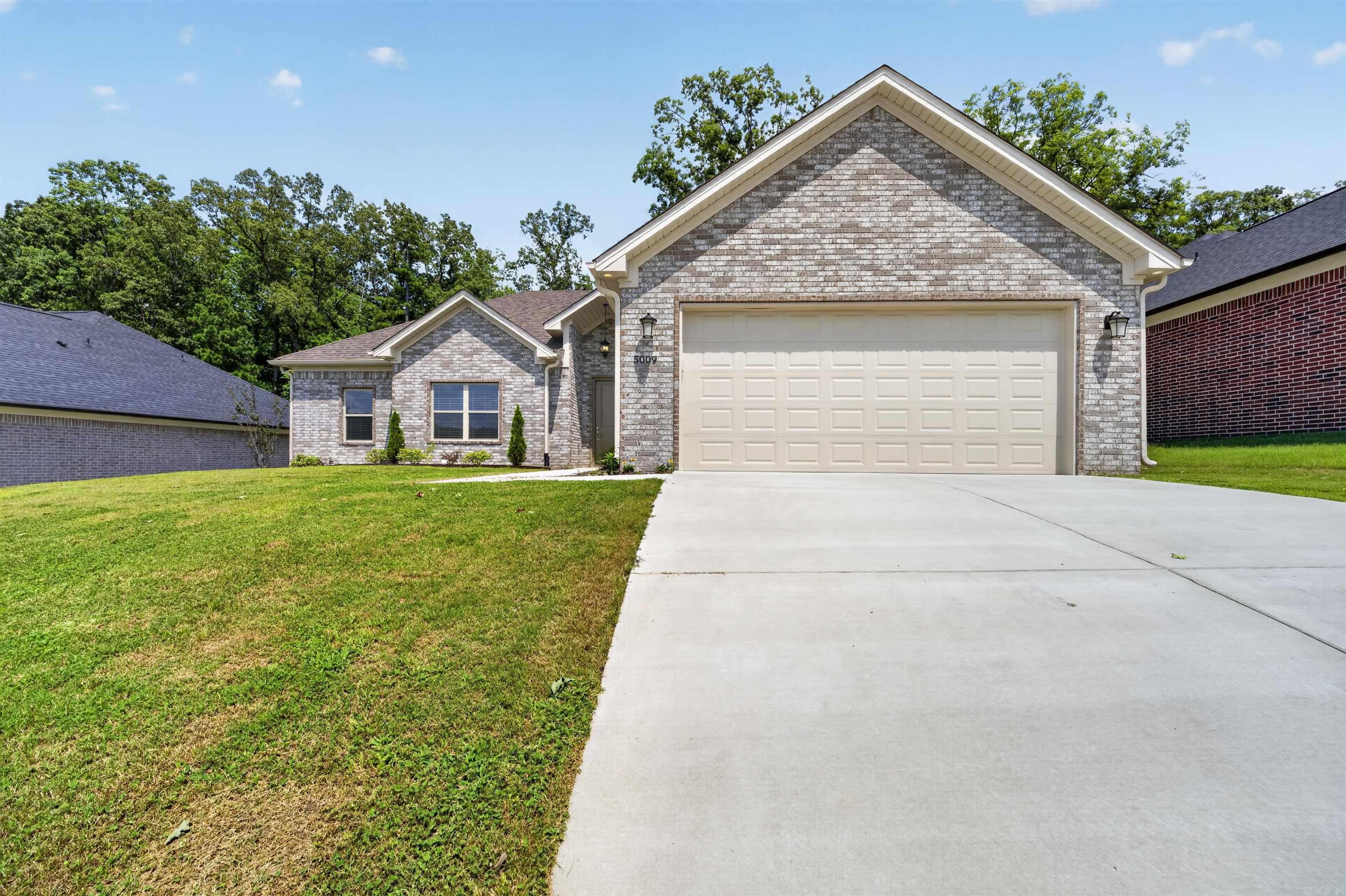 5009 Springwood Circle Property Photo 1