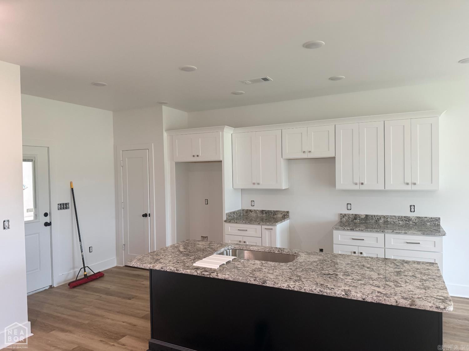 1822 N Oak Property Photo 4