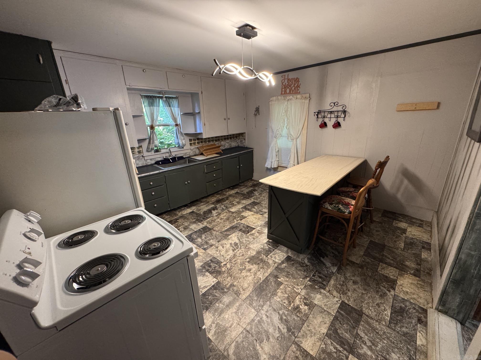 713 N Montgomery Street Property Photo 3