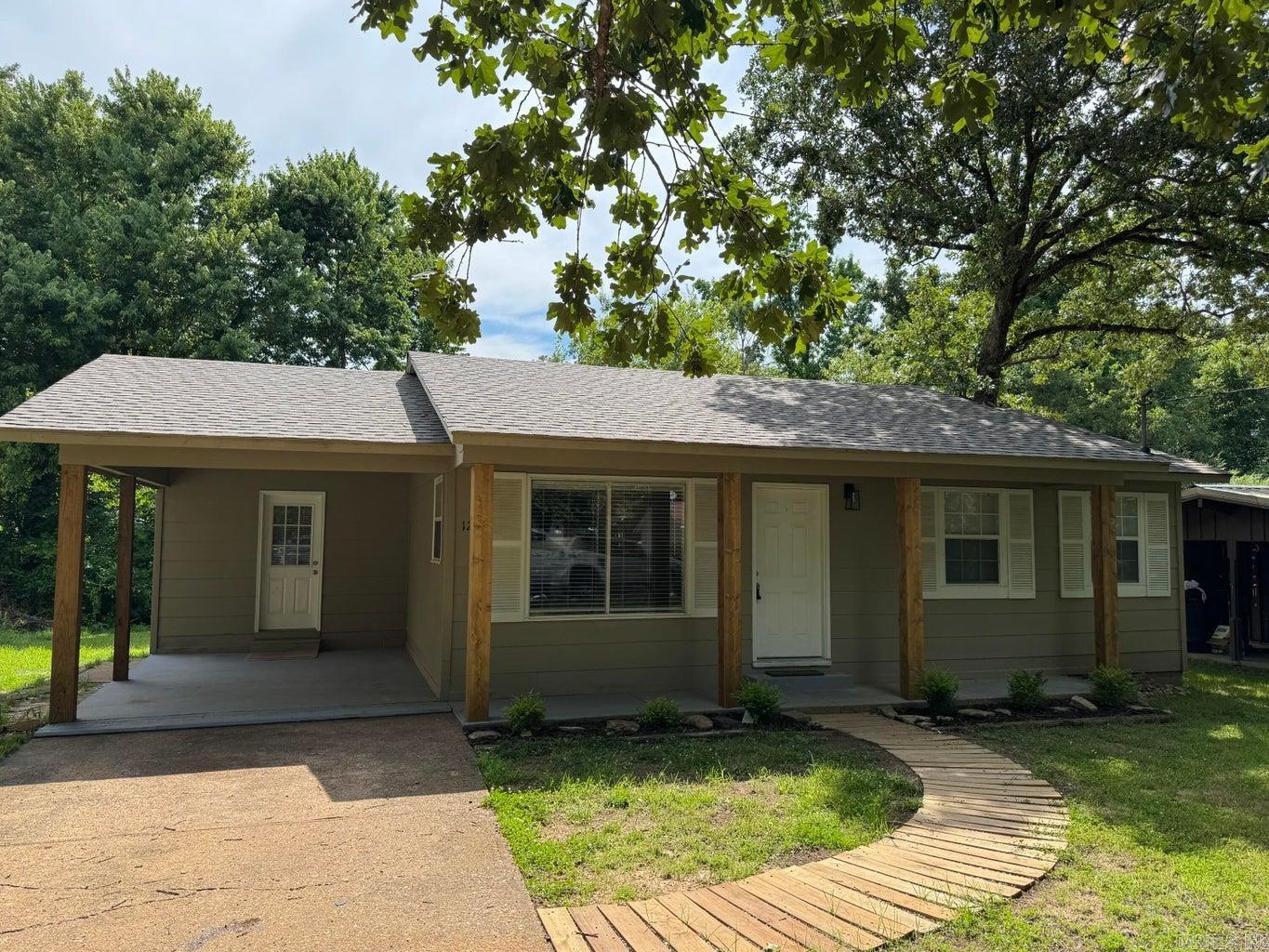 128 Hiawatha Drive Property Photo 1
