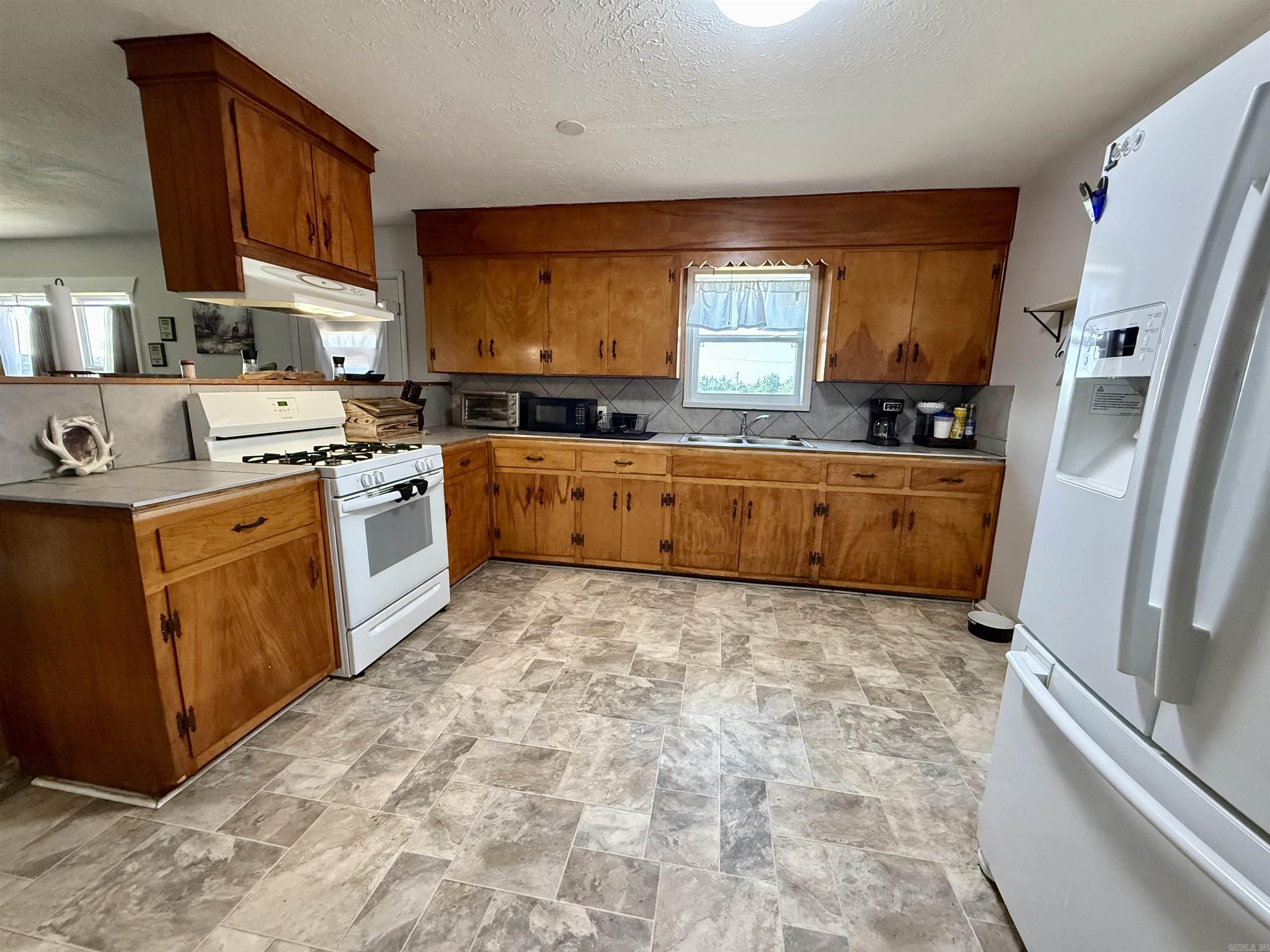 1295 W Main Street Property Photo 4