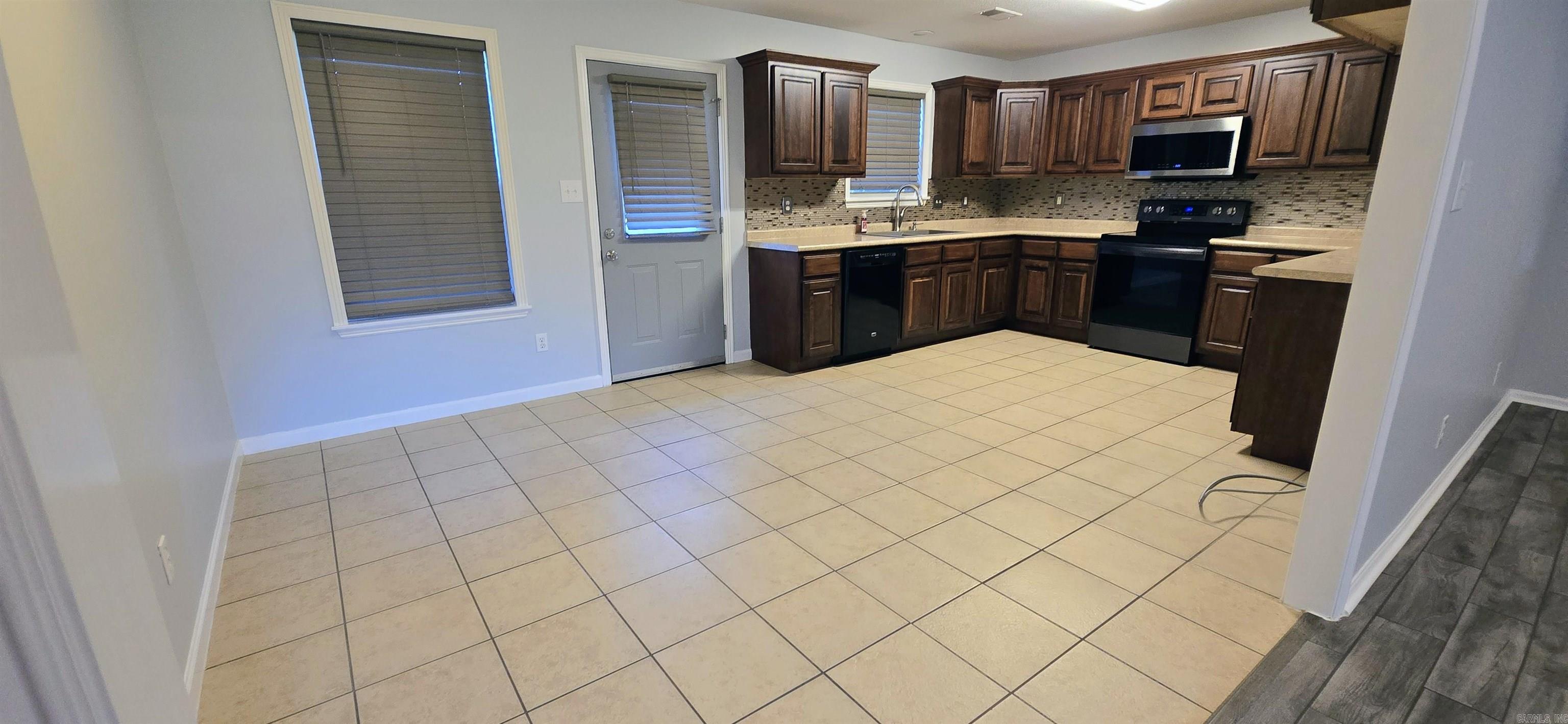 2570 Highway 284 Property Photo 6
