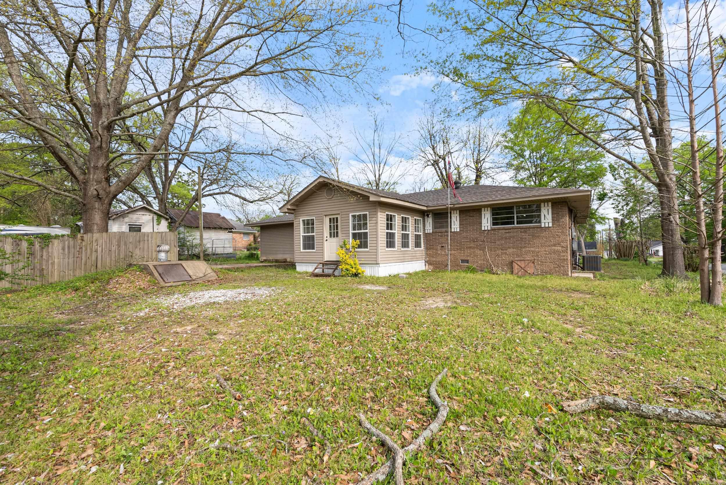 407 E. Holly Street Property Photo 4