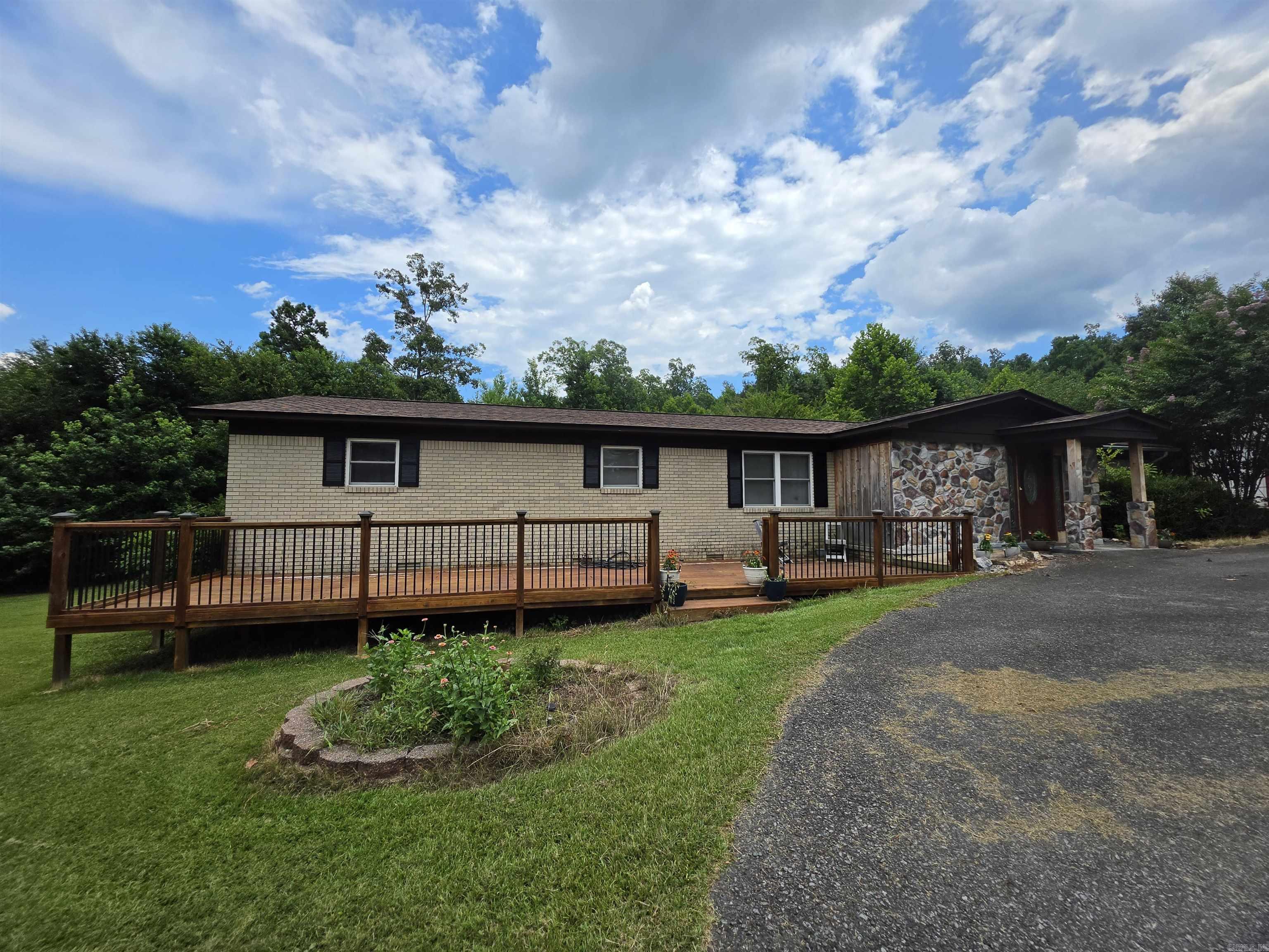 906 Surrey Road Property Photo 1