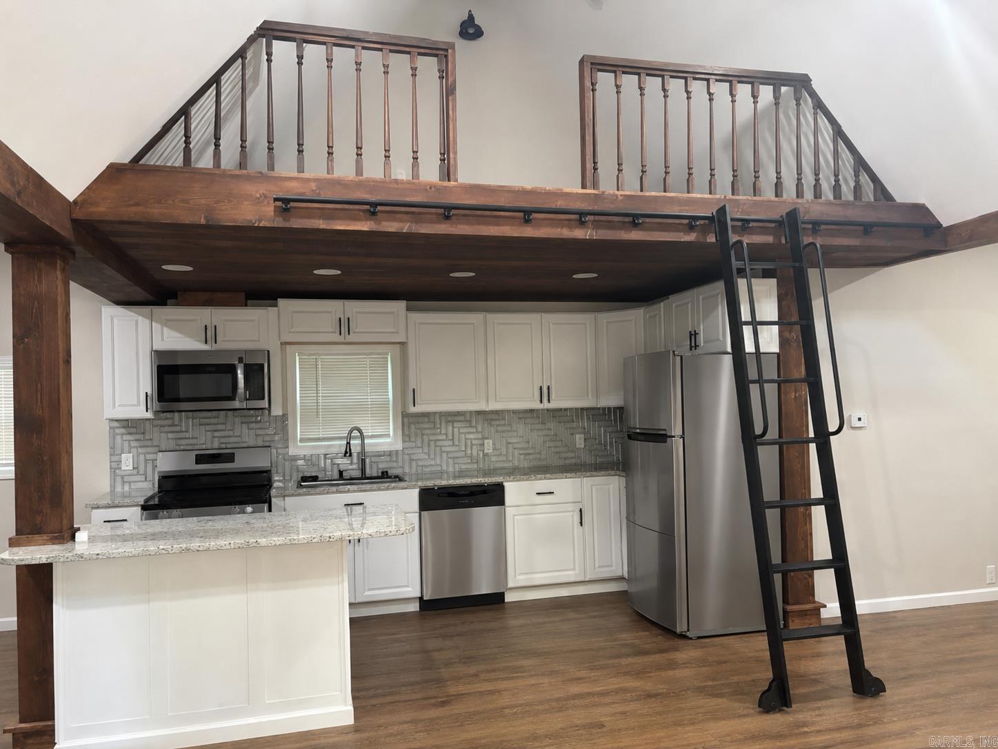 141 N Broadway Property Photo 3