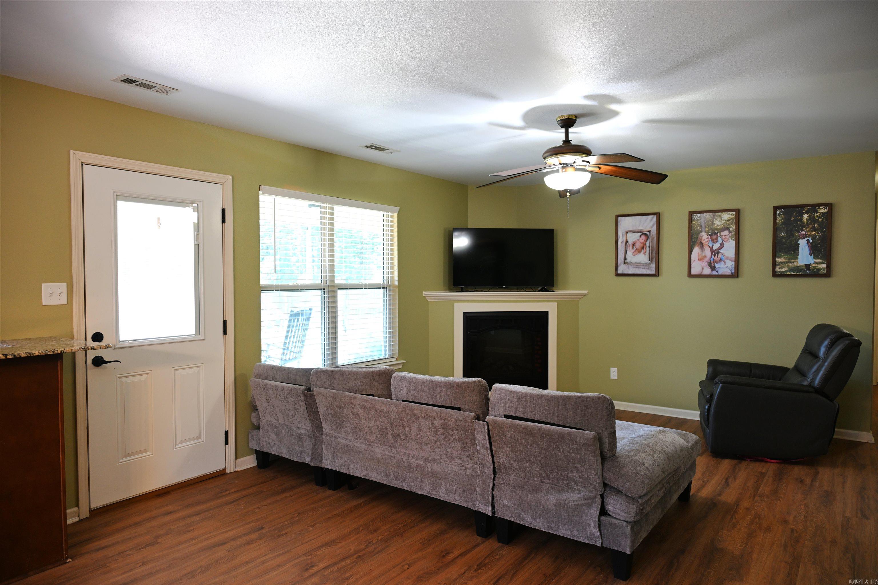 1013 Elkhart Loop Property Photo 8