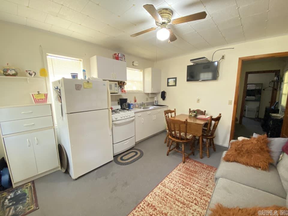 451 Lord Lane Property Photo 5