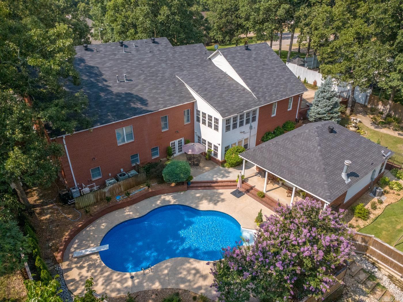 2114 Spring Hollow Dr Property Photo 3