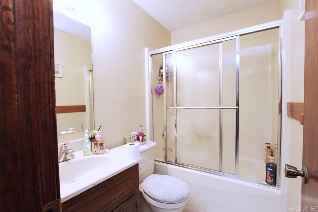 6a-6b Bradley Circle Property Photo 13