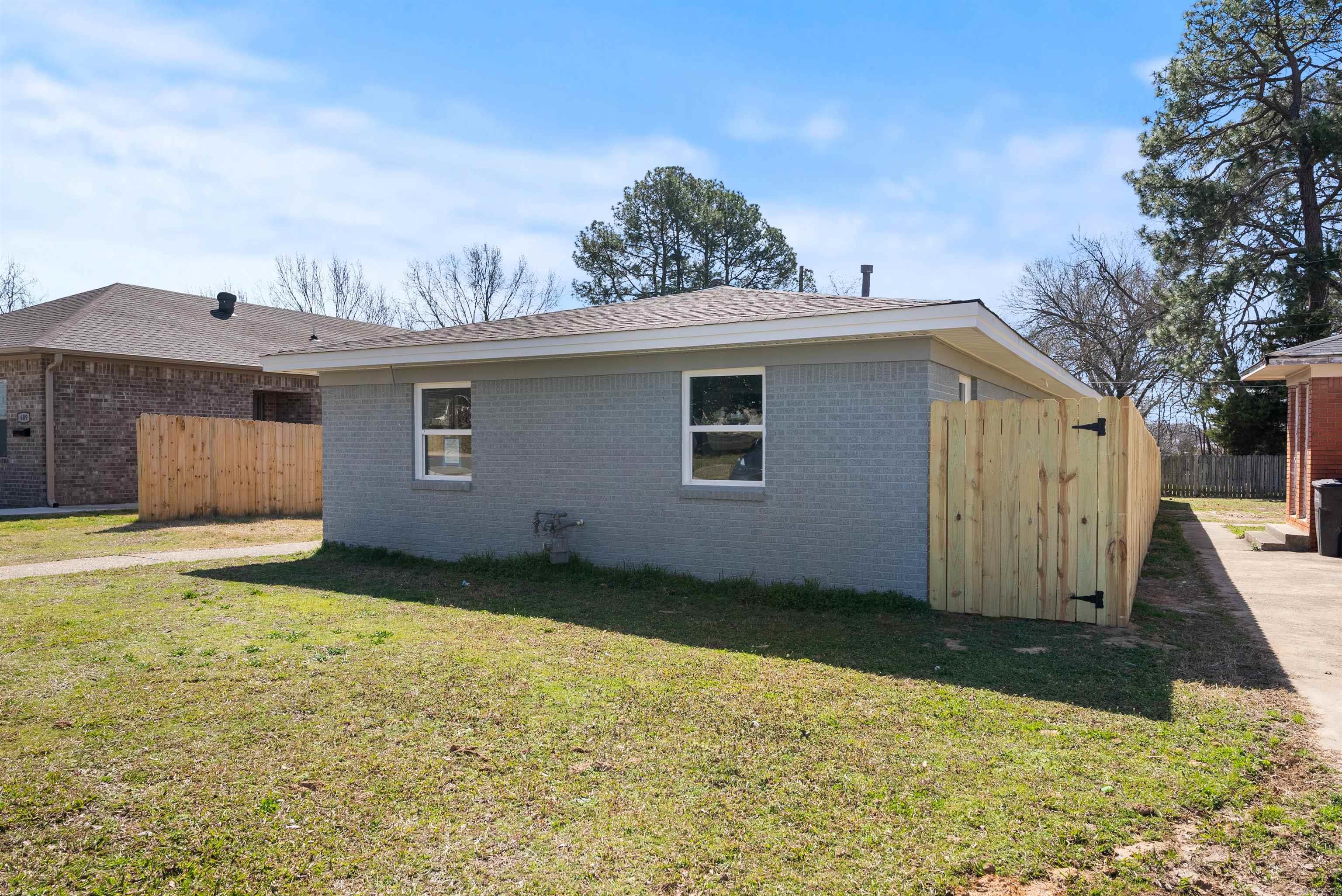 611 Lenora Property Photo 2