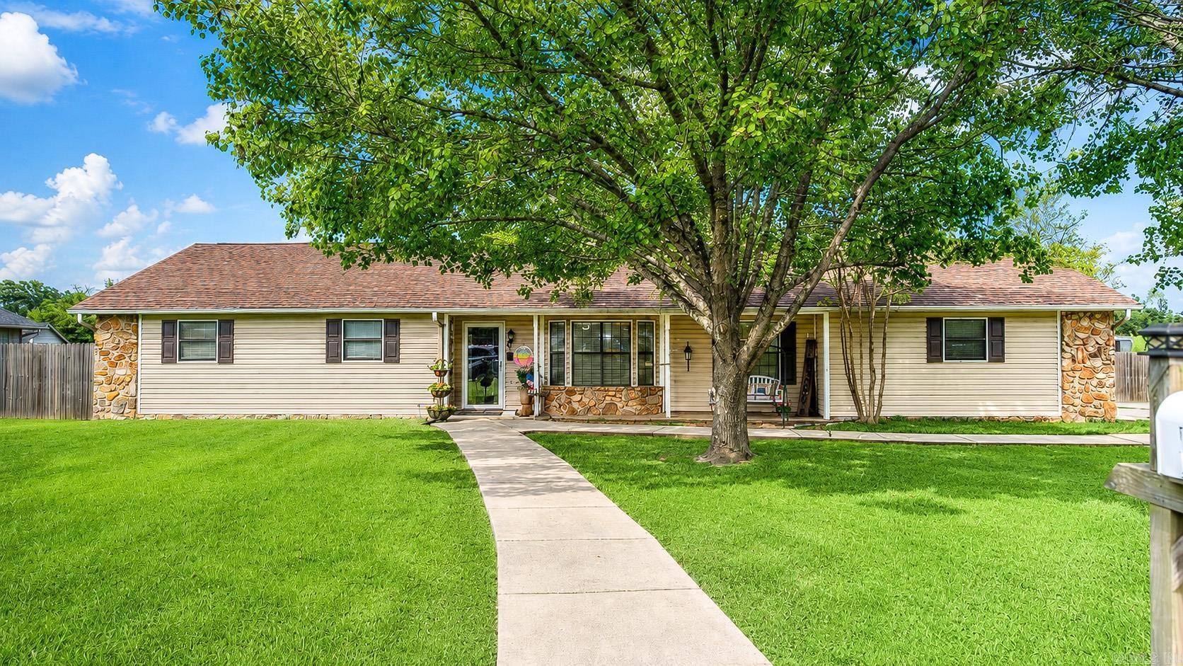 821 Green Oaks Property Photo 1