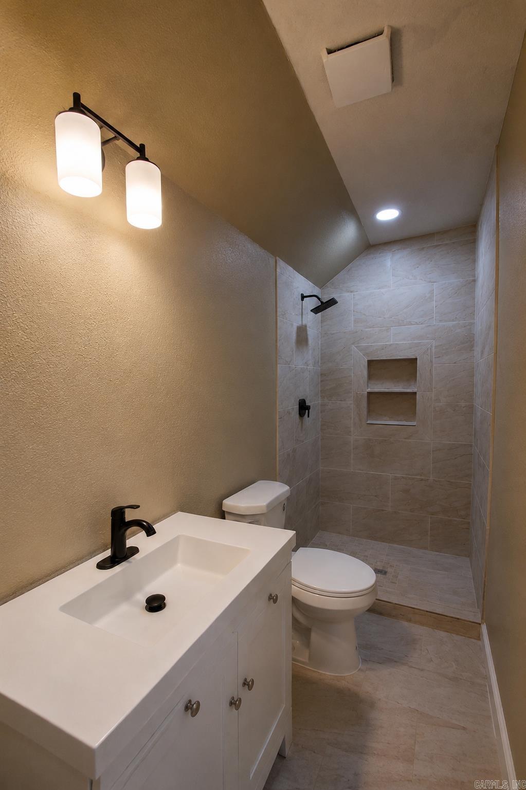 213 S Smith Avenue Property Photo 4