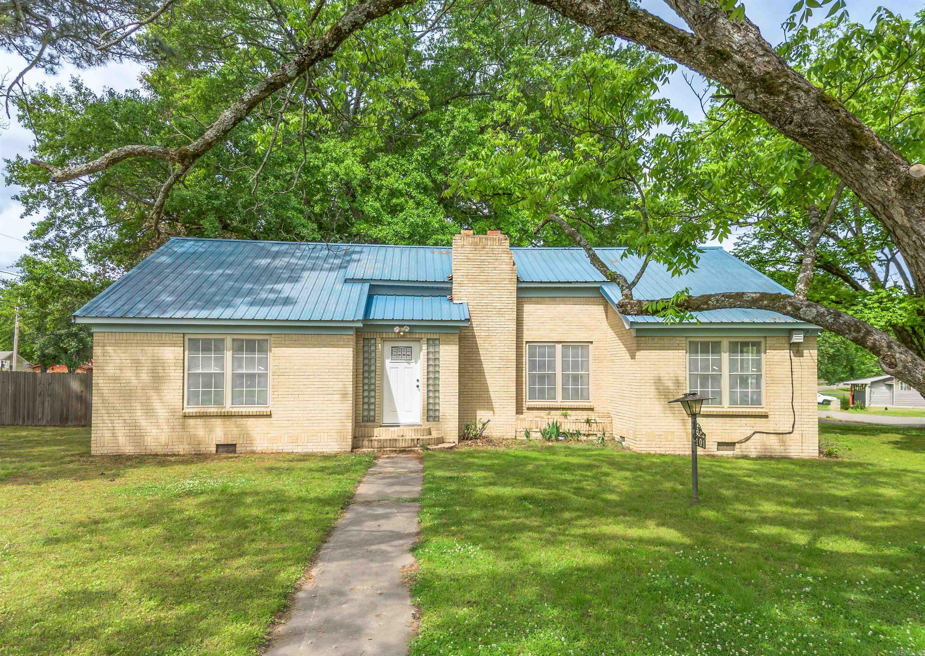 101 Roosevelt Cir. Property Photo 1
