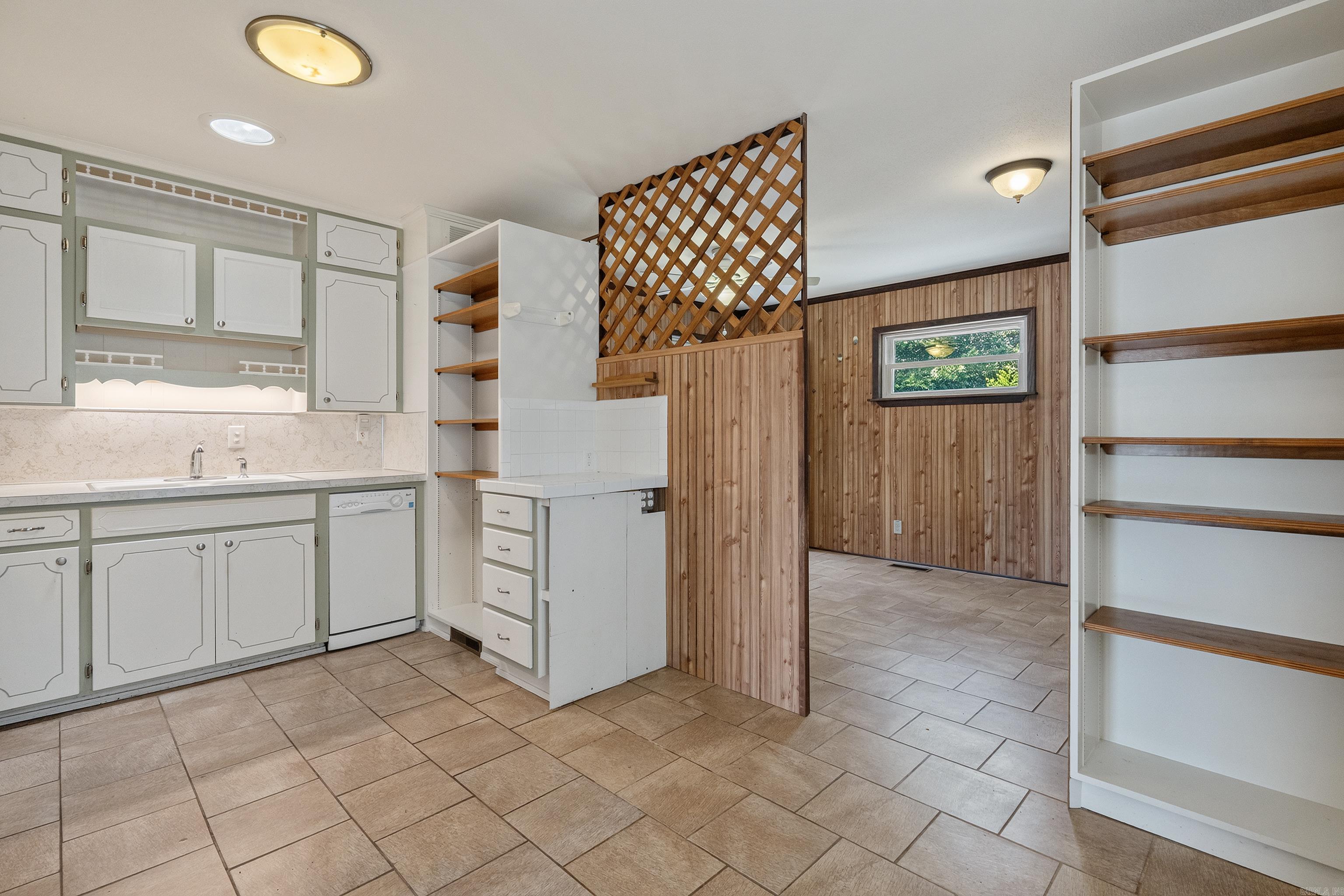 404 Summer Property Photo 5