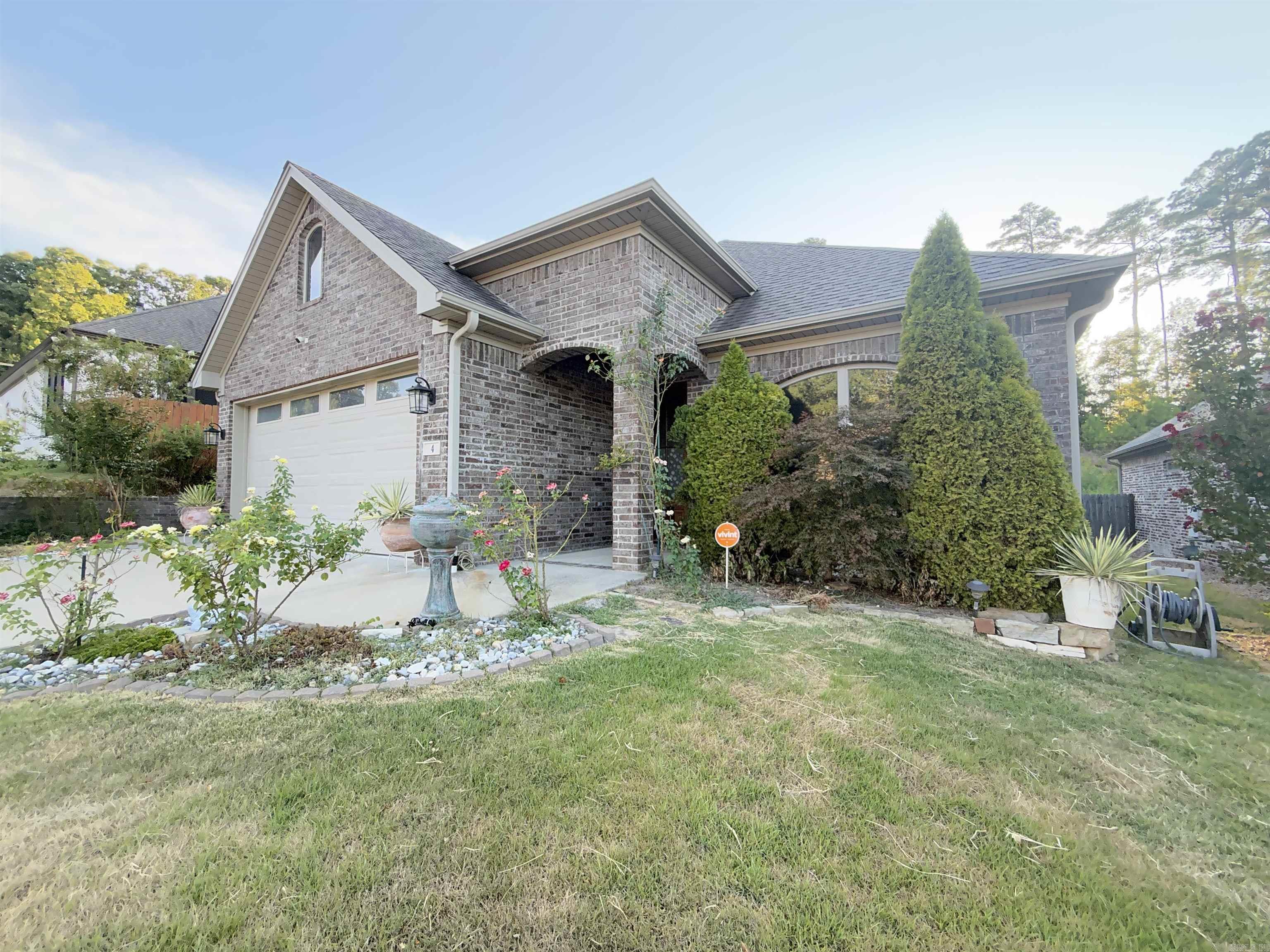 4 Piper Ln Property Photo 2