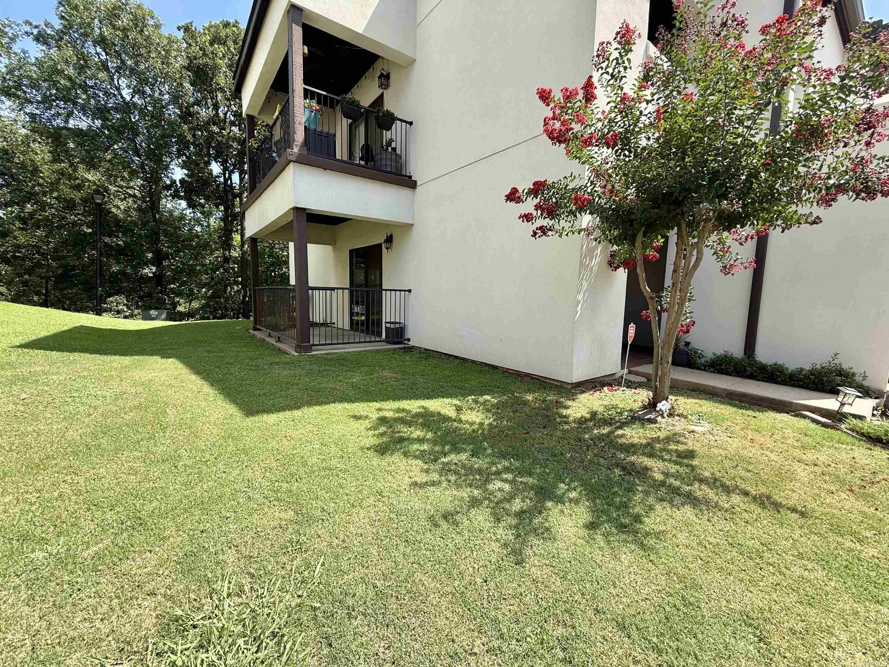 301 Kings Row Dr #501 Property Photo 3