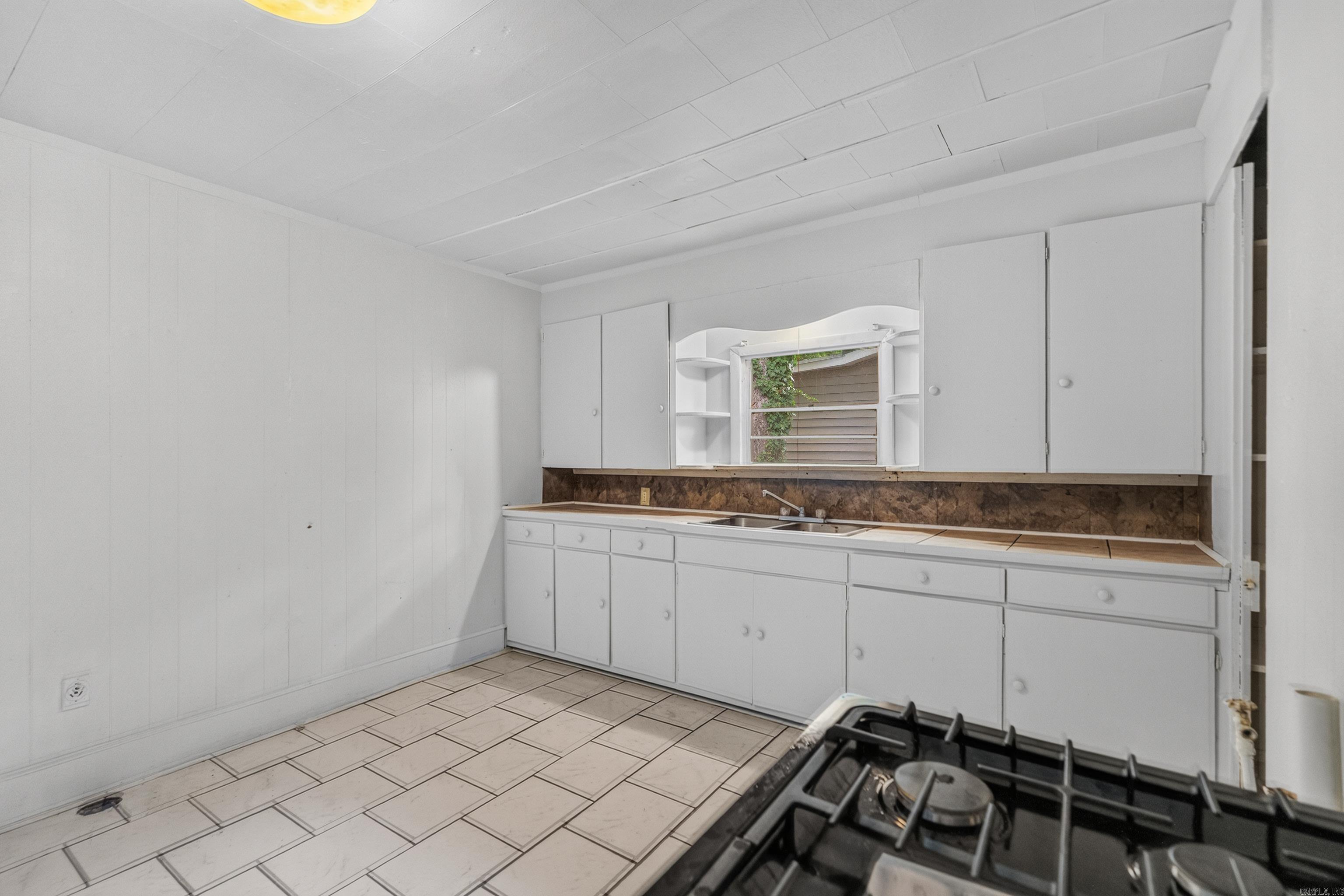 423 School Street Property Photo 8