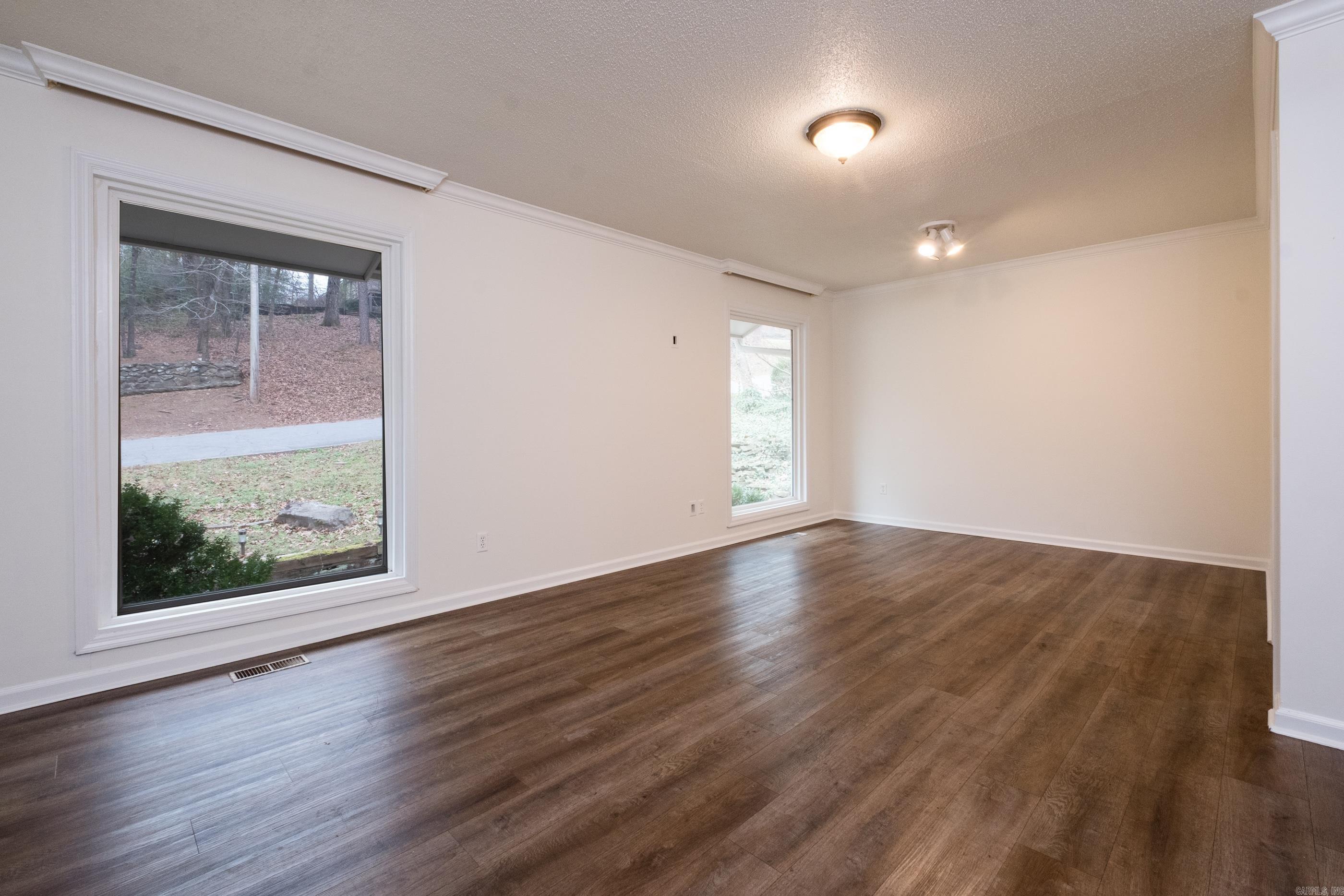 1506 Alberta Dr Property Photo 6