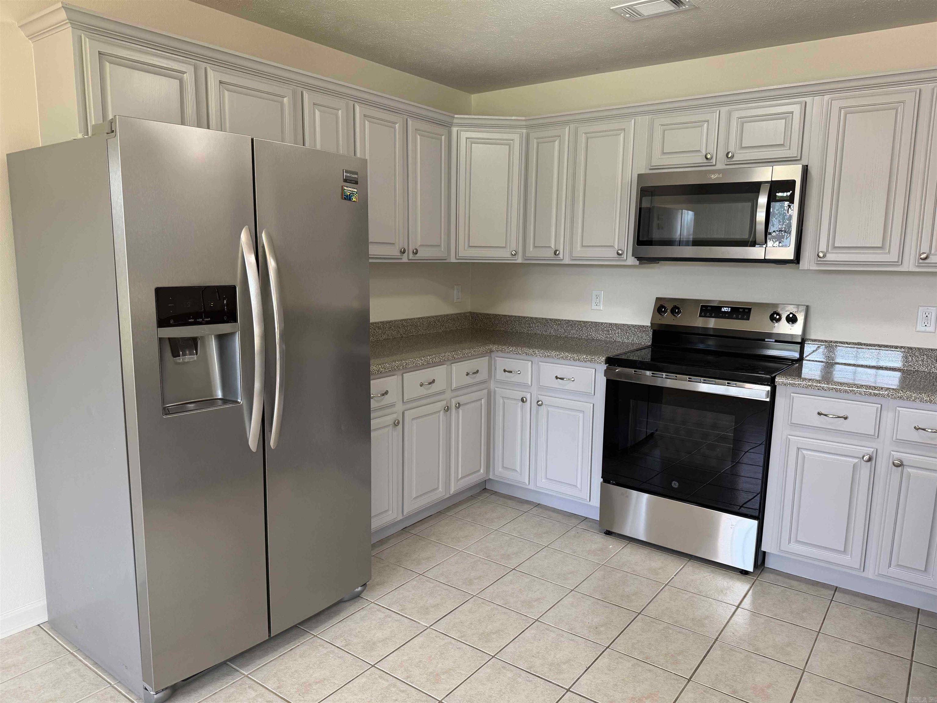 100 E Lauren Road Property Photo 2