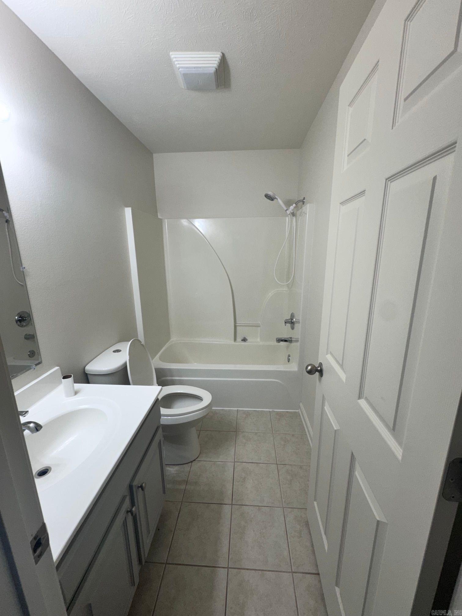 100 E Lauren Road Property Photo 12