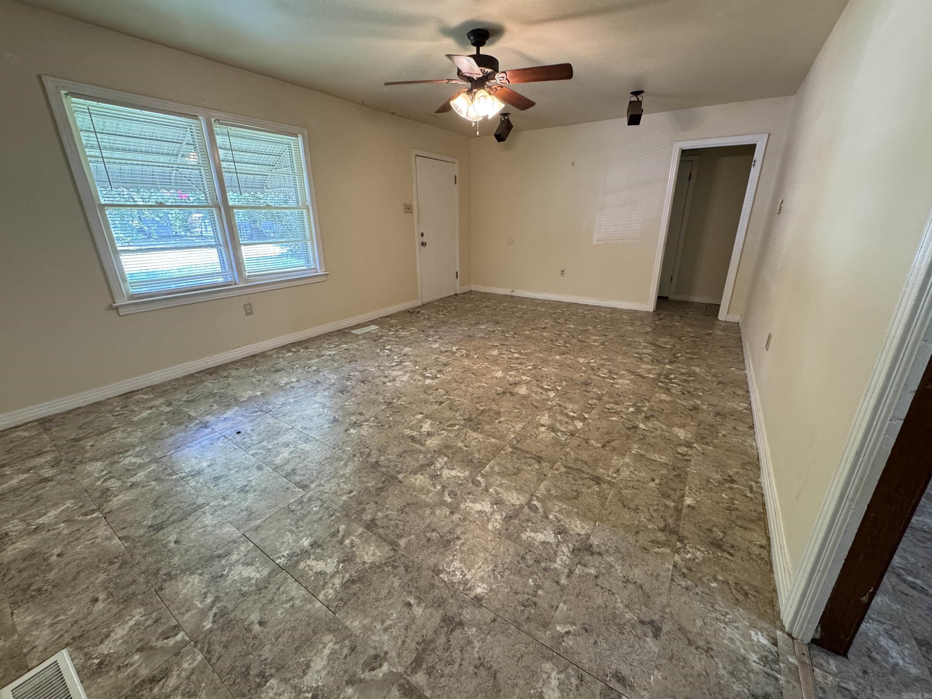 1648 Davis St Property Photo 3