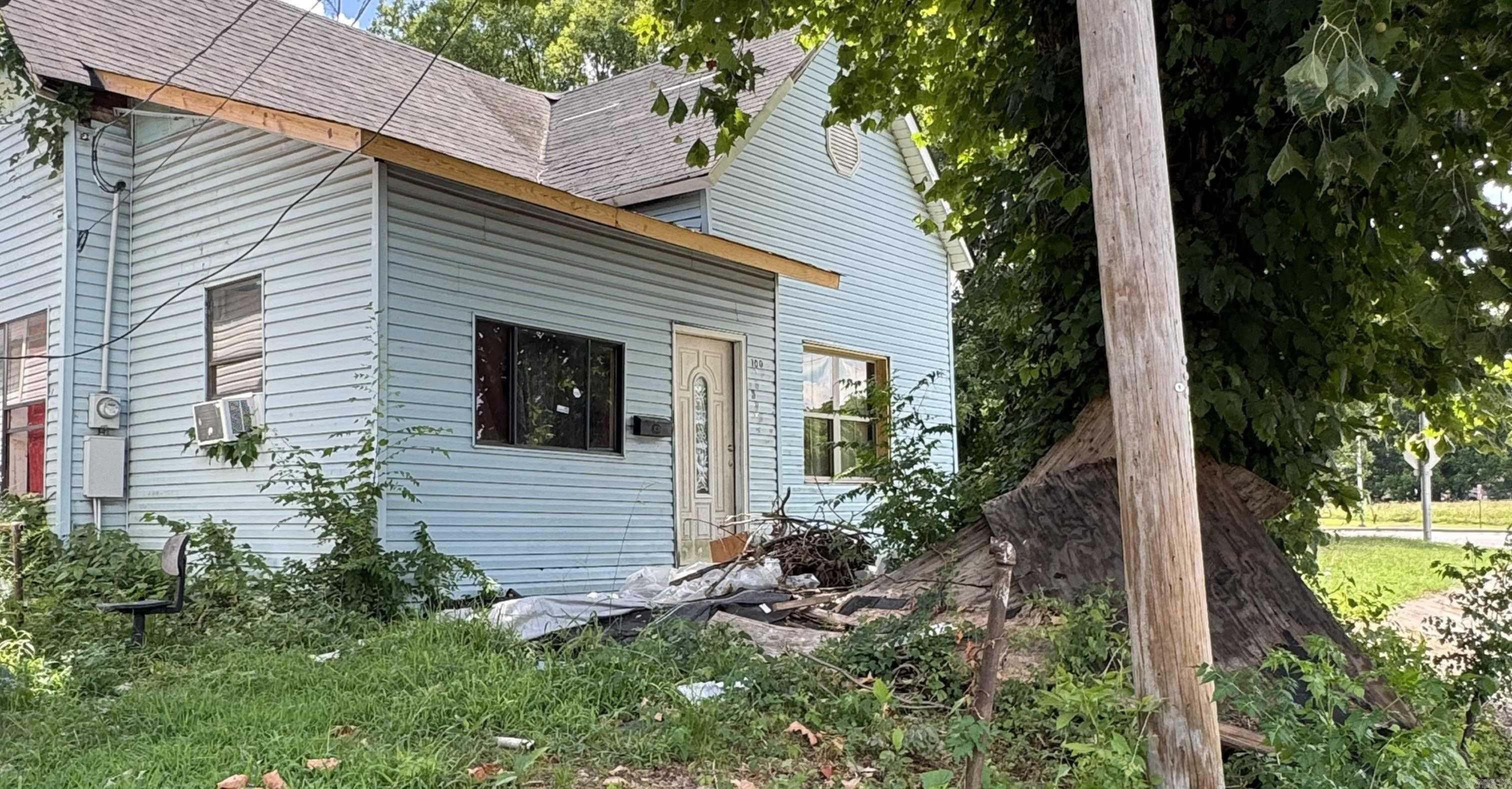 908 E Washington Ave Property Photo 2