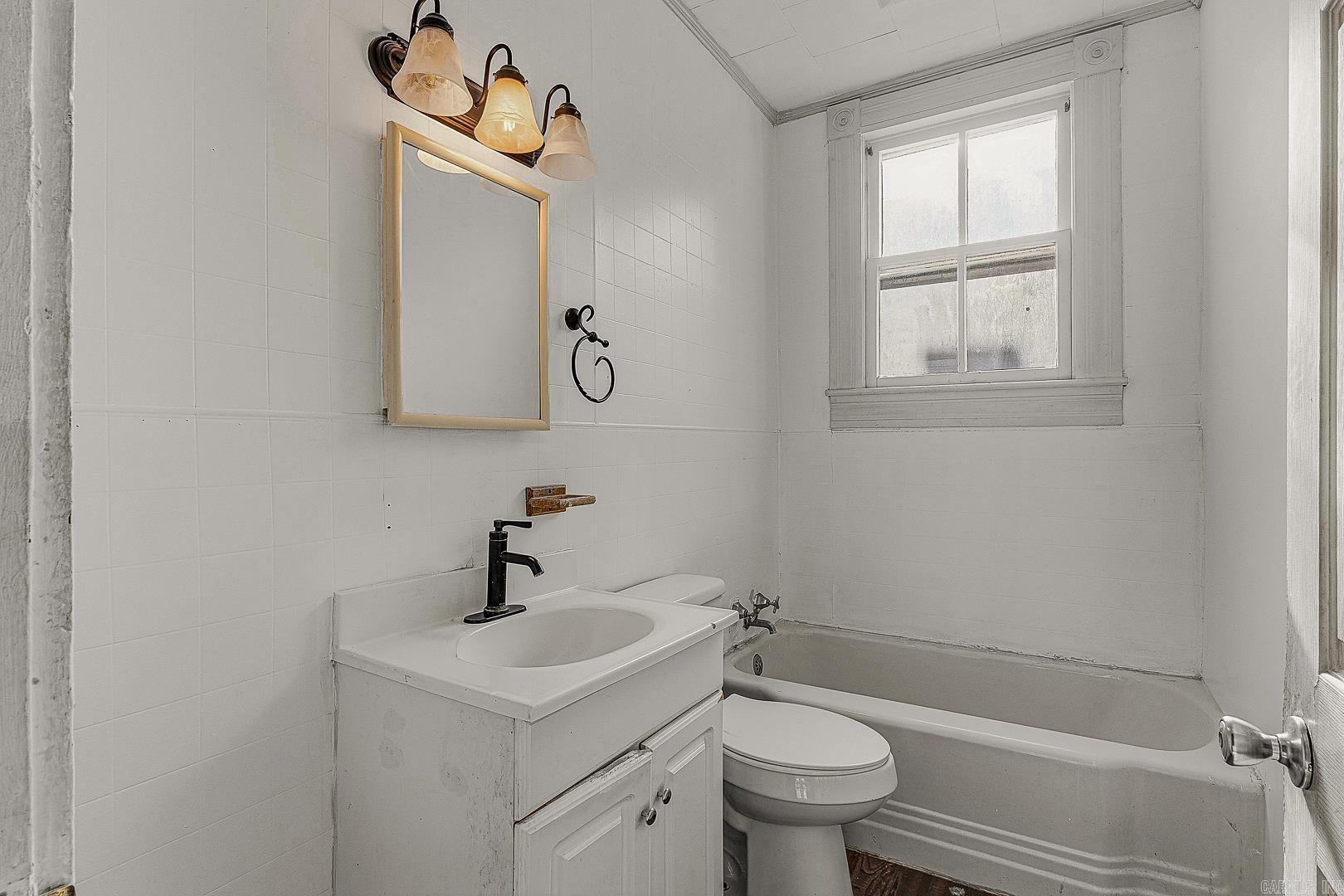624 W Jefferson Property Photo 8
