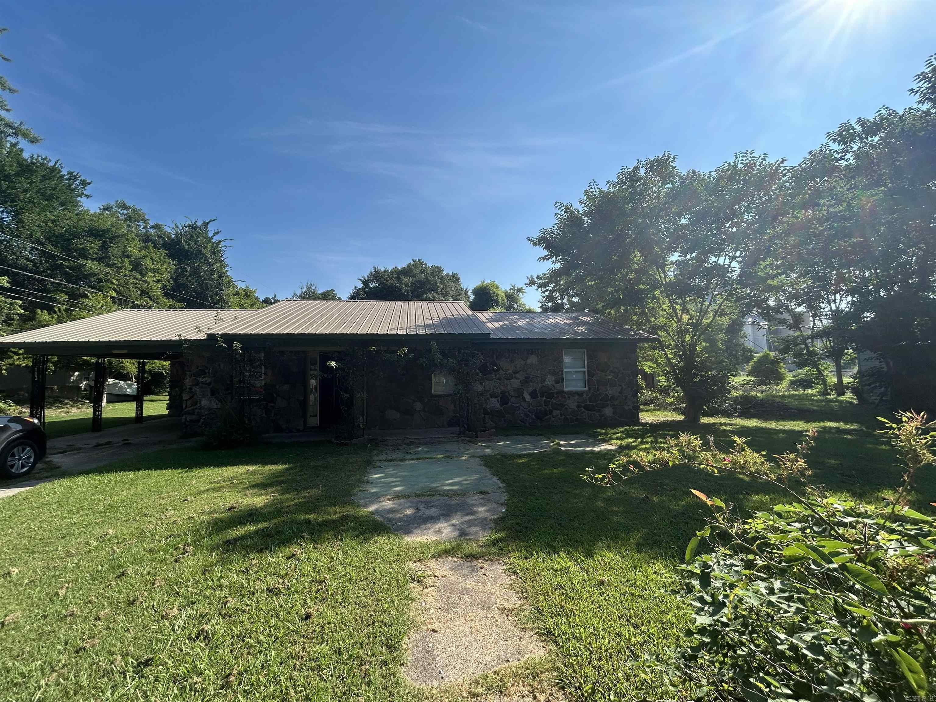 103 E Yelverton Property Photo 1