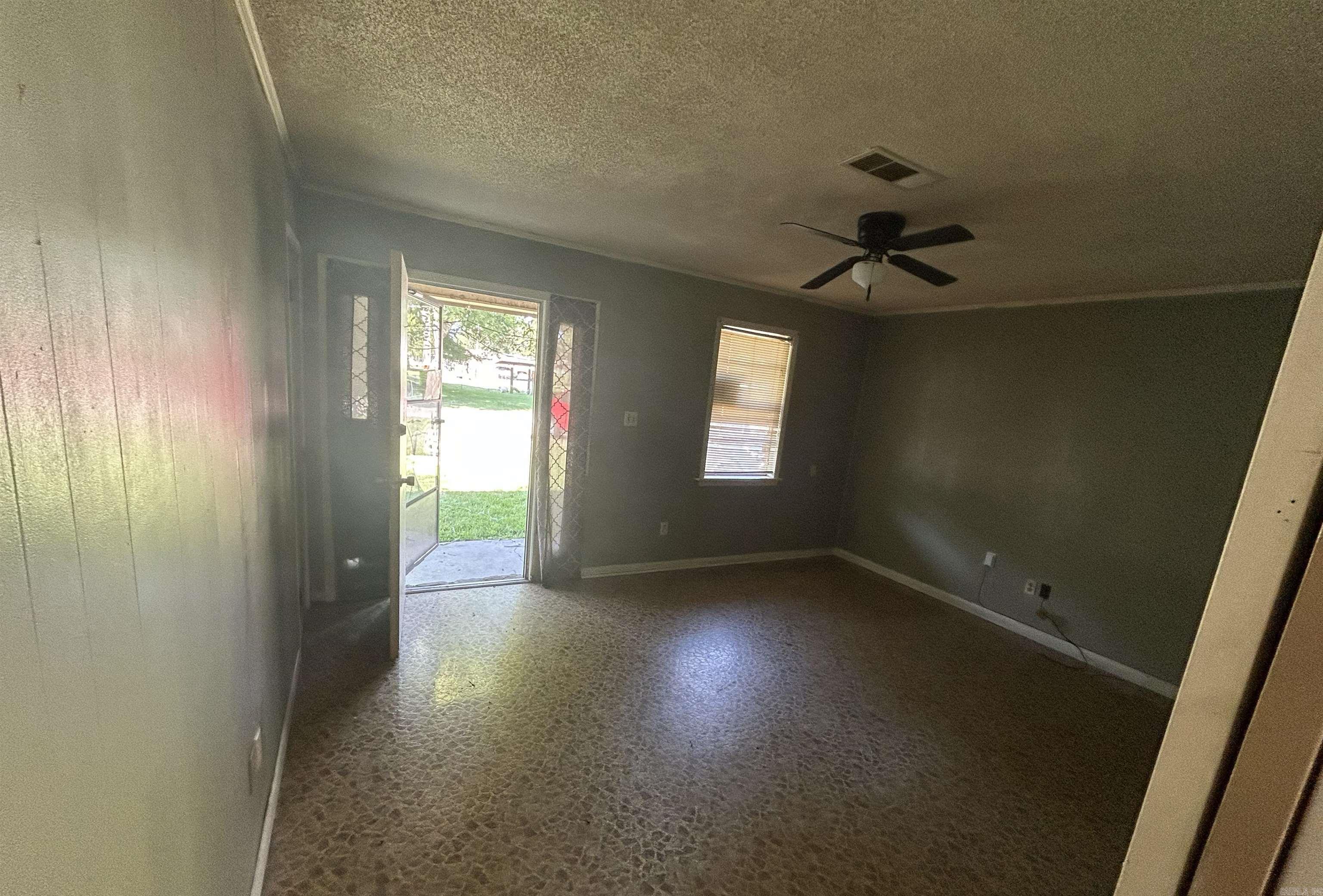 103 E Yelverton Property Photo 2