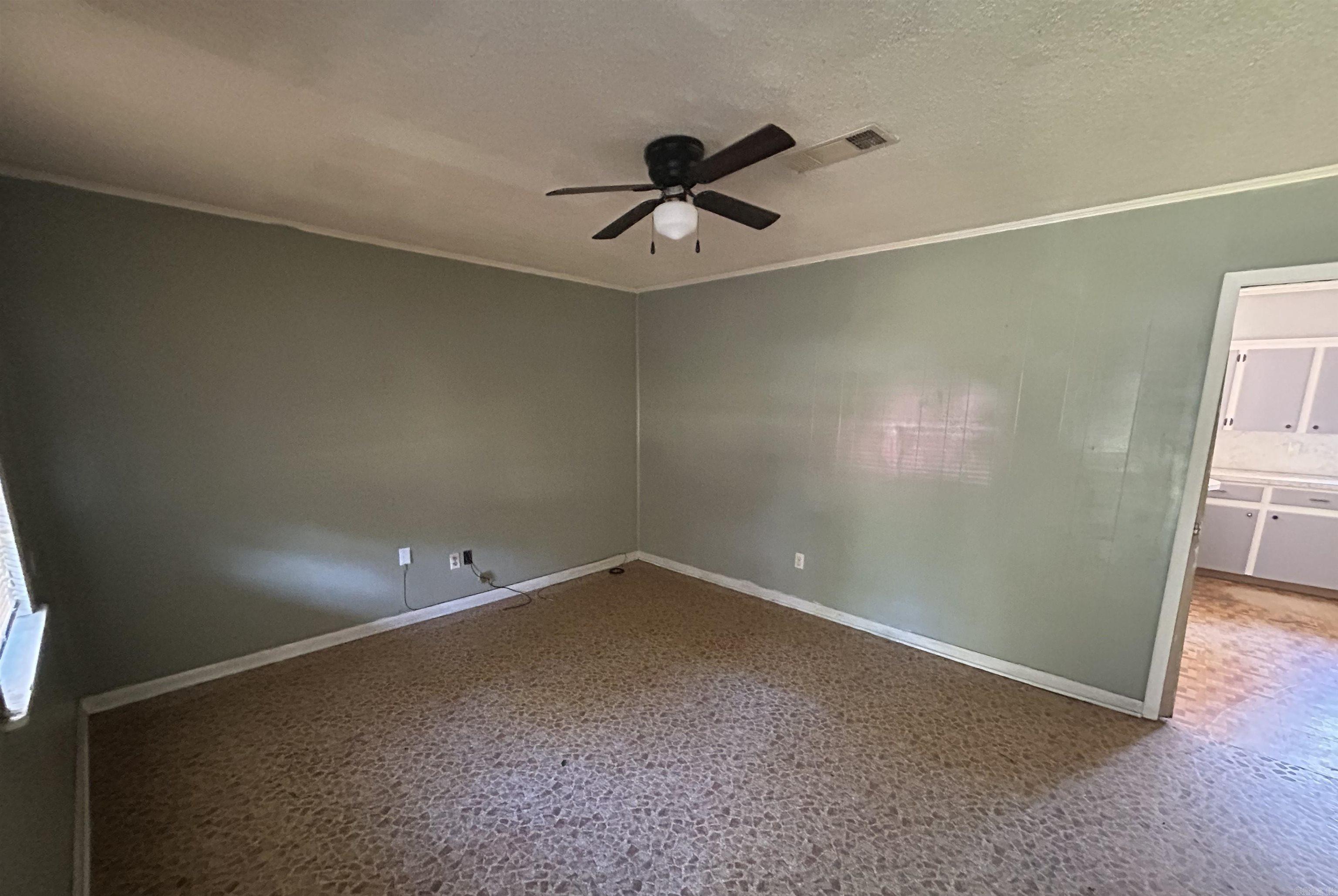 103 E Yelverton Property Photo 3