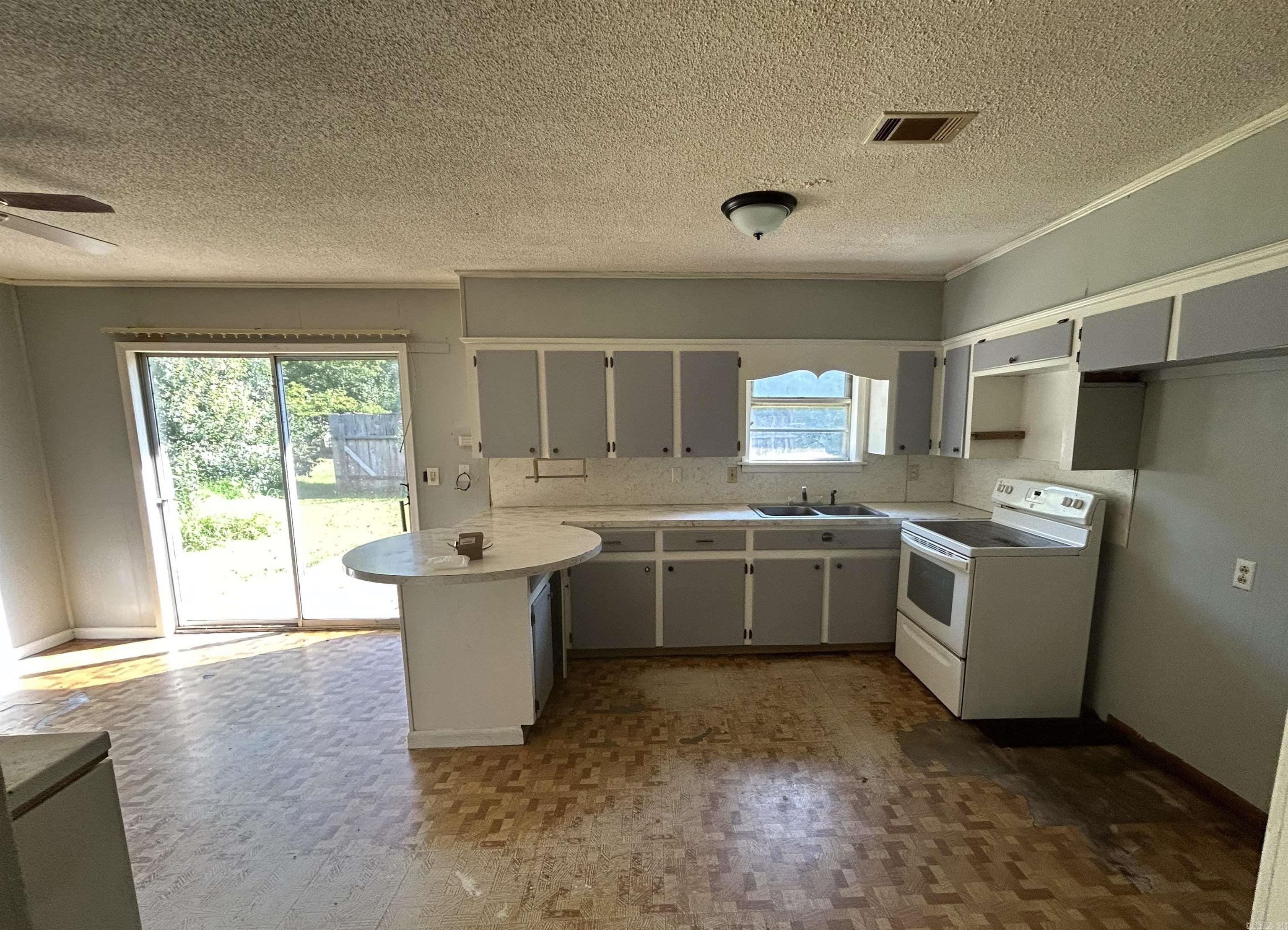 103 E Yelverton Property Photo 4