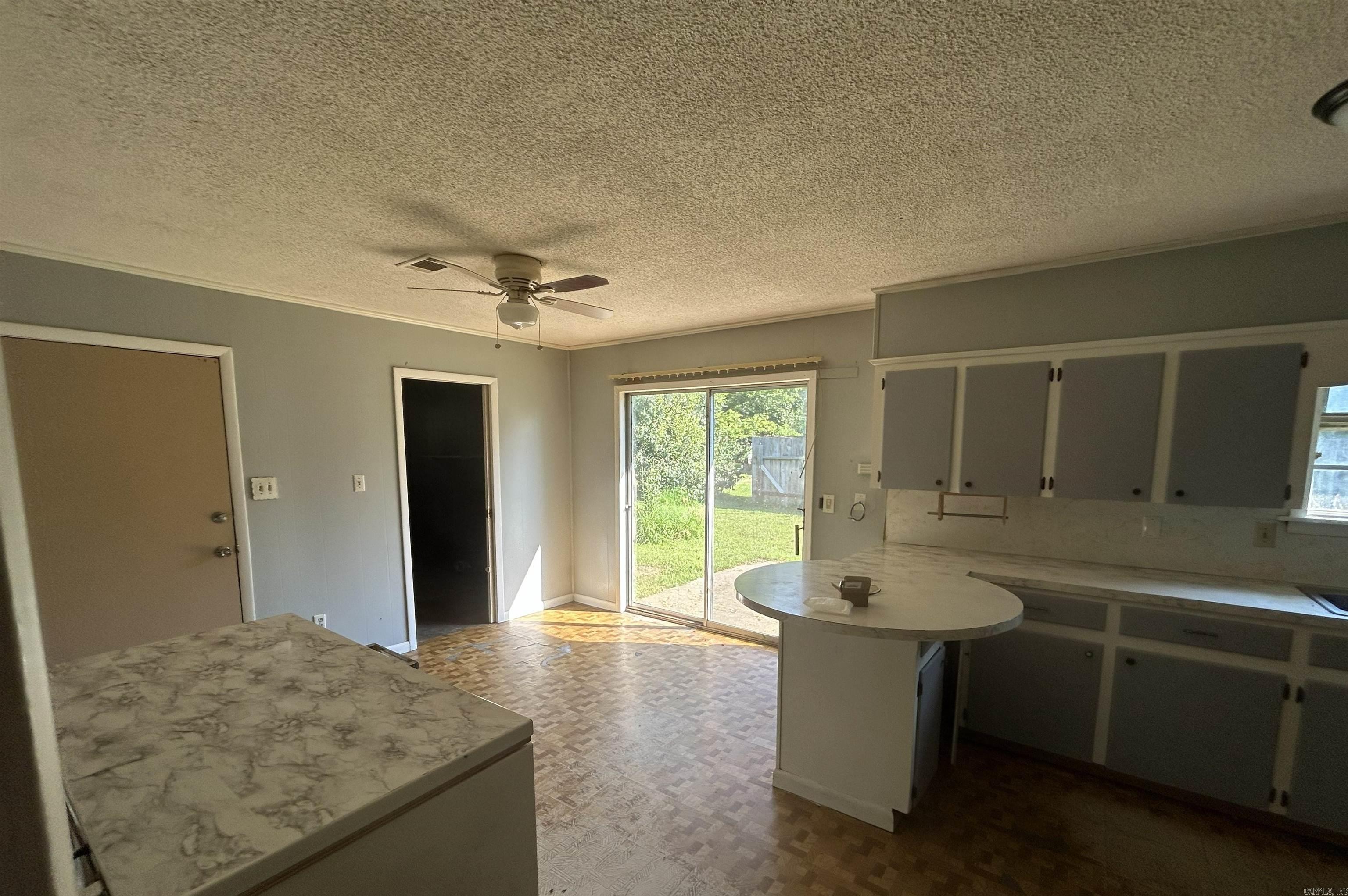 103 E Yelverton Property Photo 5