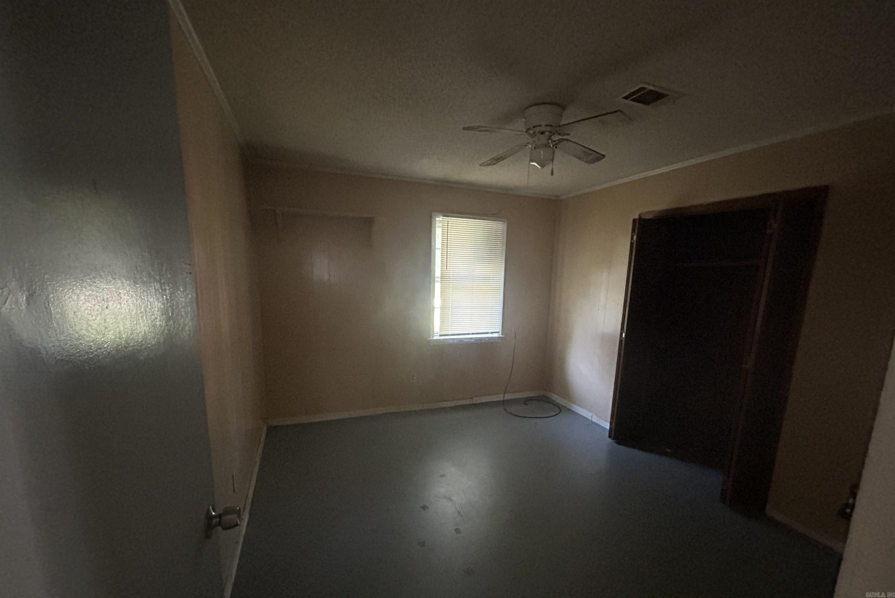 103 E Yelverton Property Photo 6