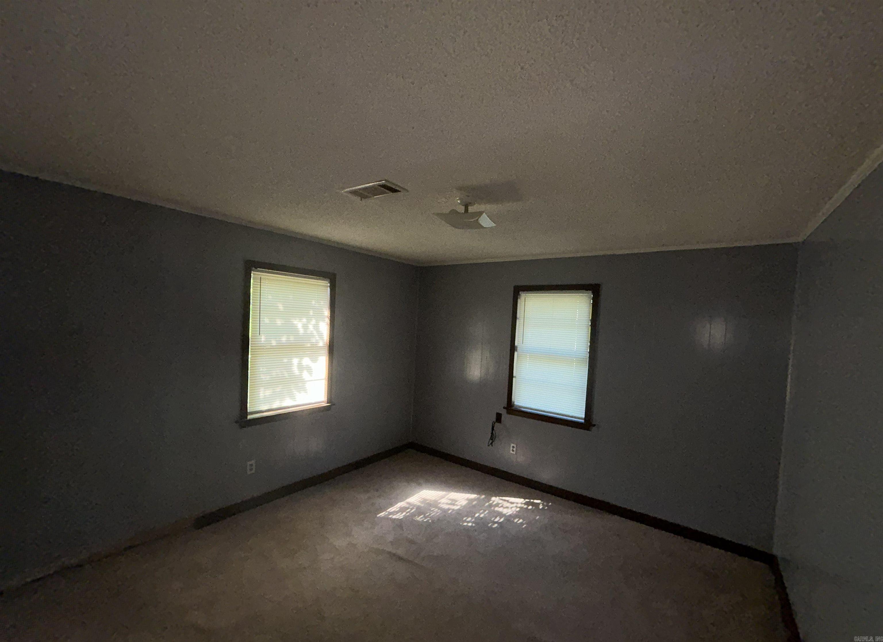 103 E Yelverton Property Photo 7