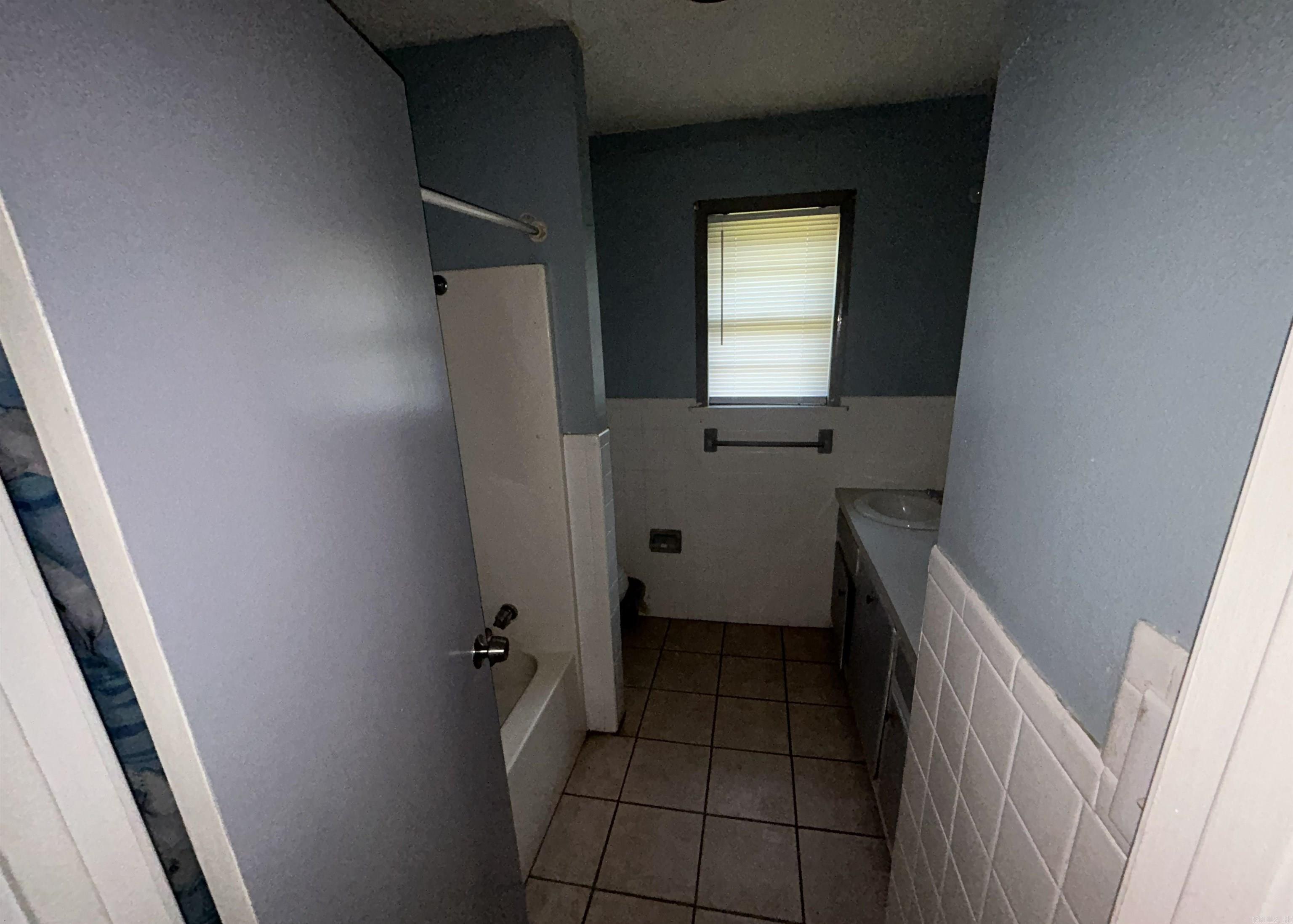 103 E Yelverton Property Photo 9