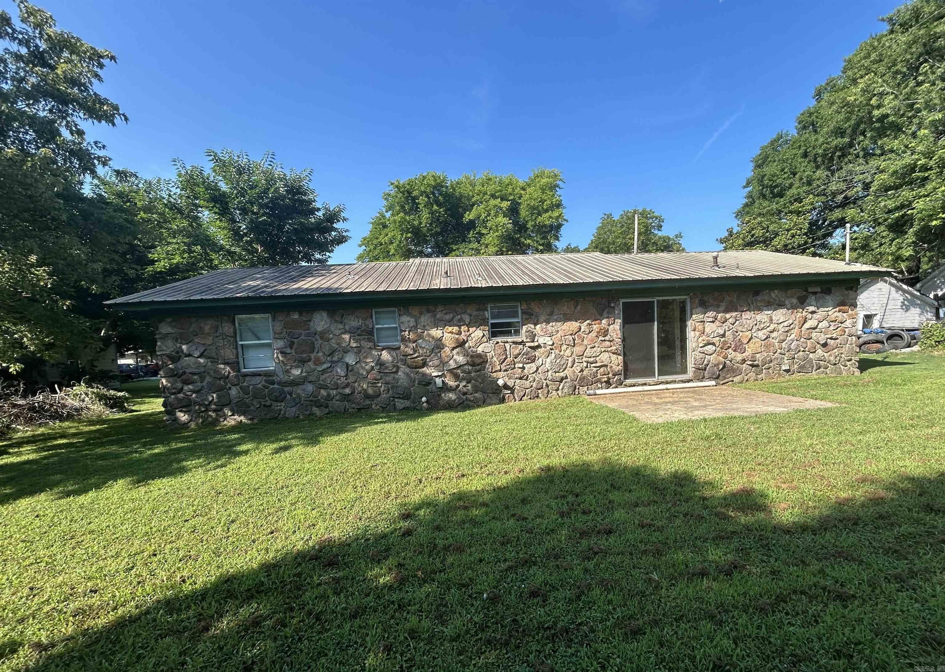 103 E Yelverton Property Photo 11
