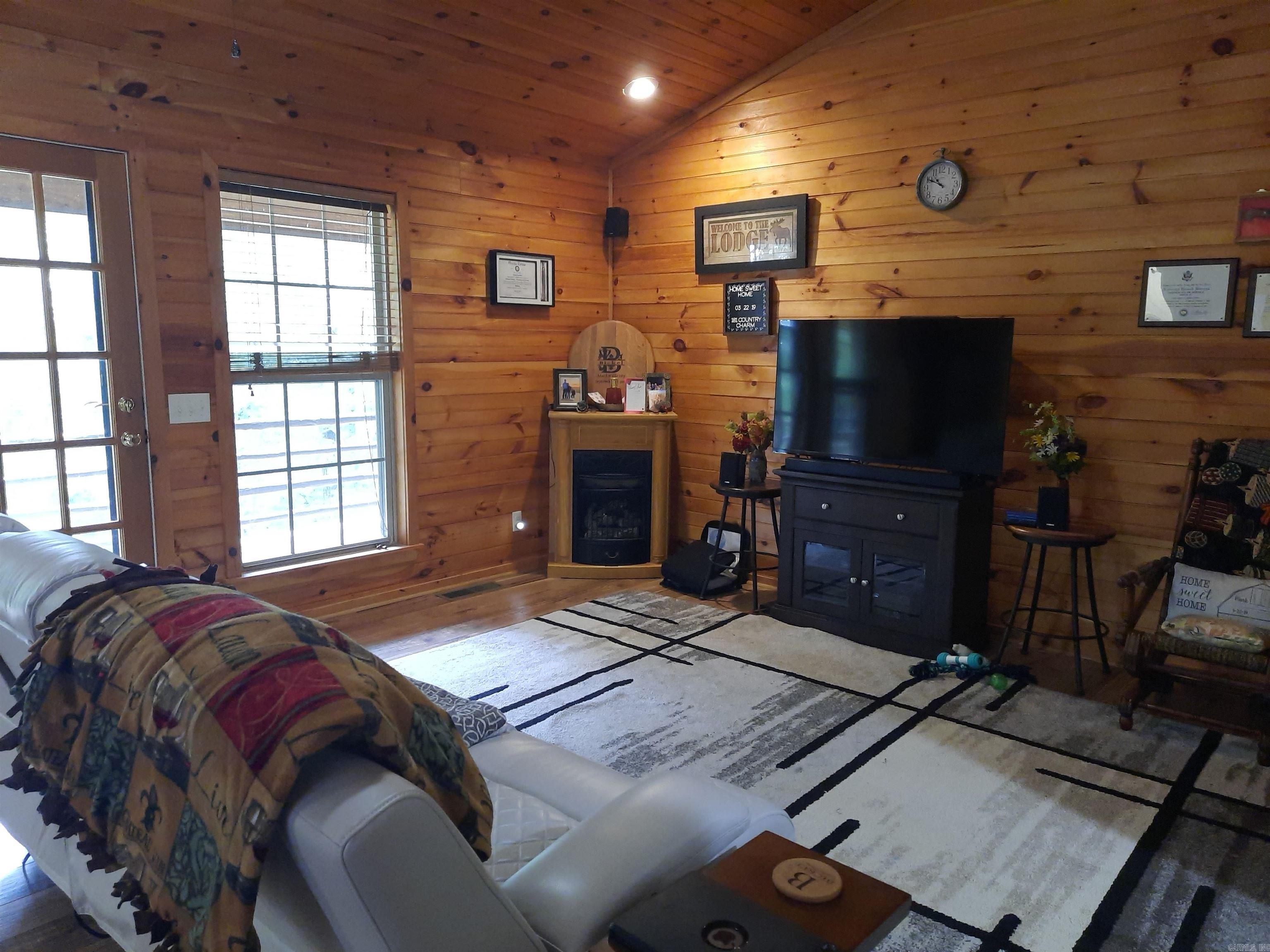 181 Country Charm Property Photo 6