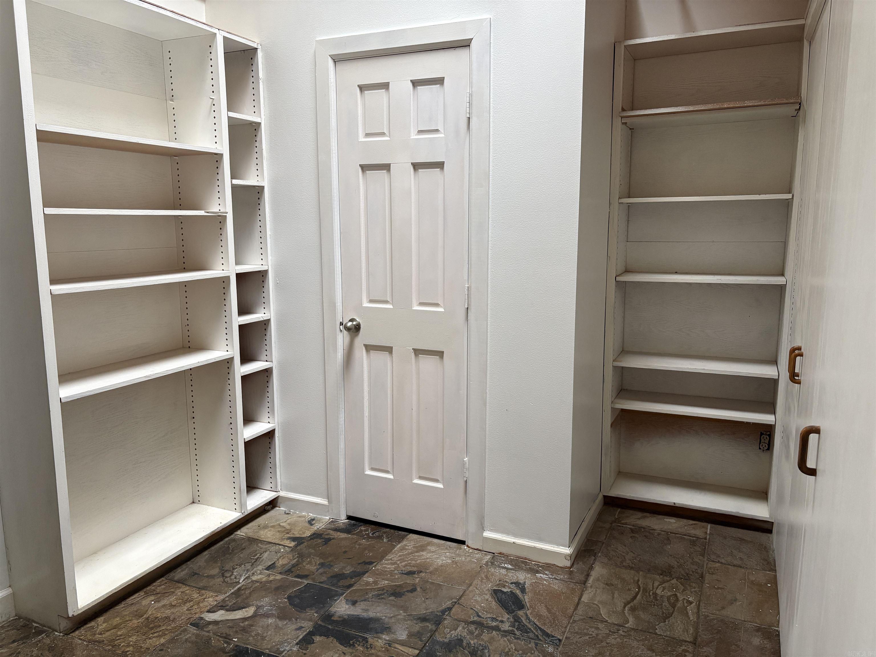 6011 Southwind Drive Property Photo 10