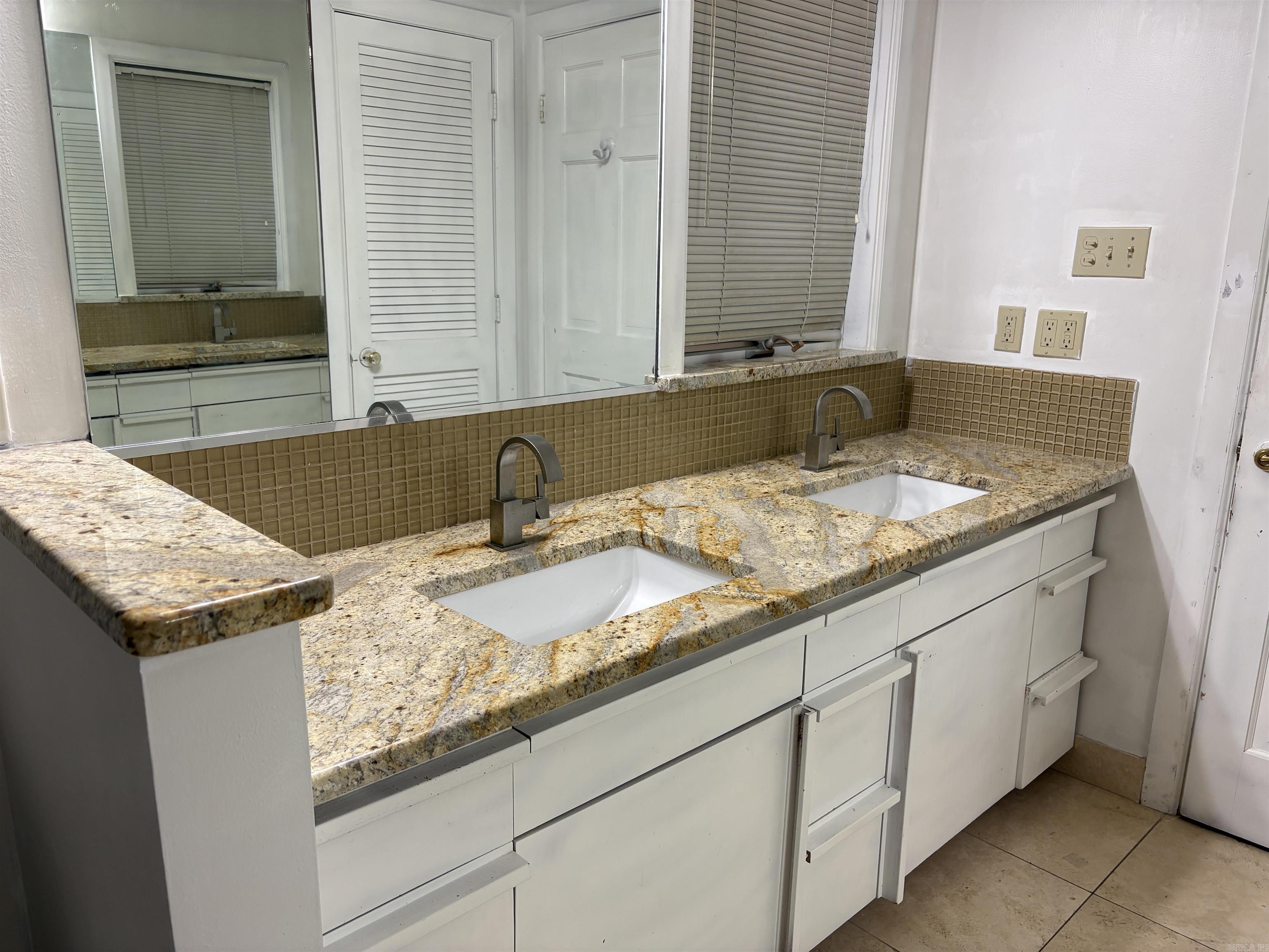6011 Southwind Drive Property Photo 28