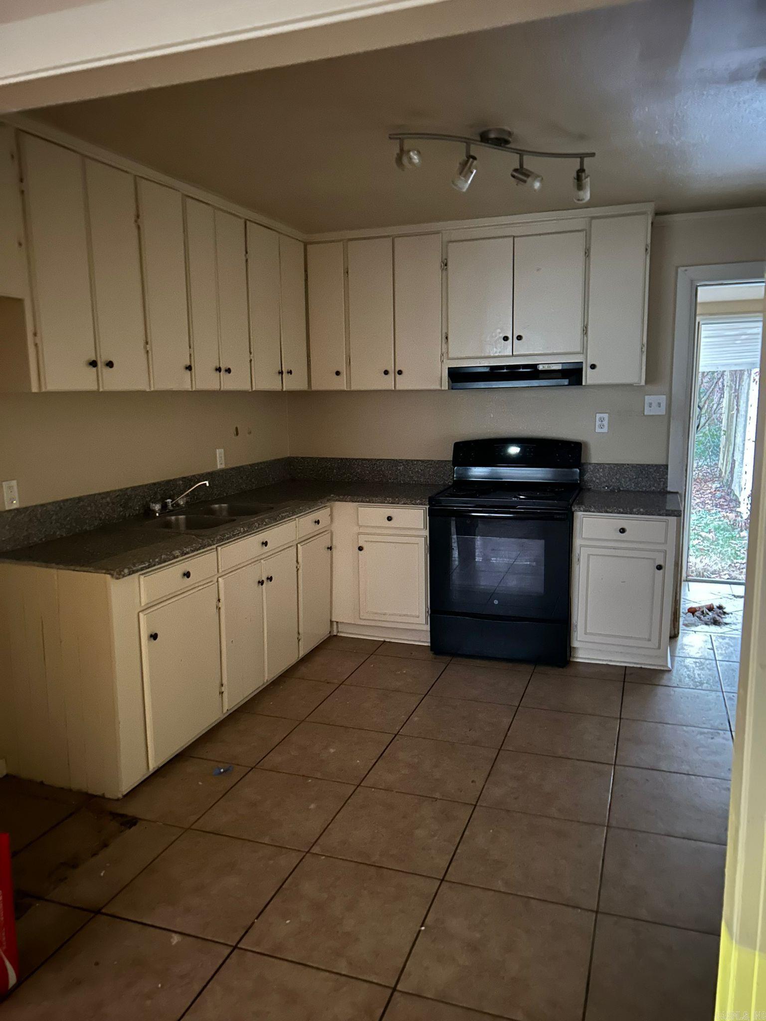 4512 Rogers St Street Property Photo 3