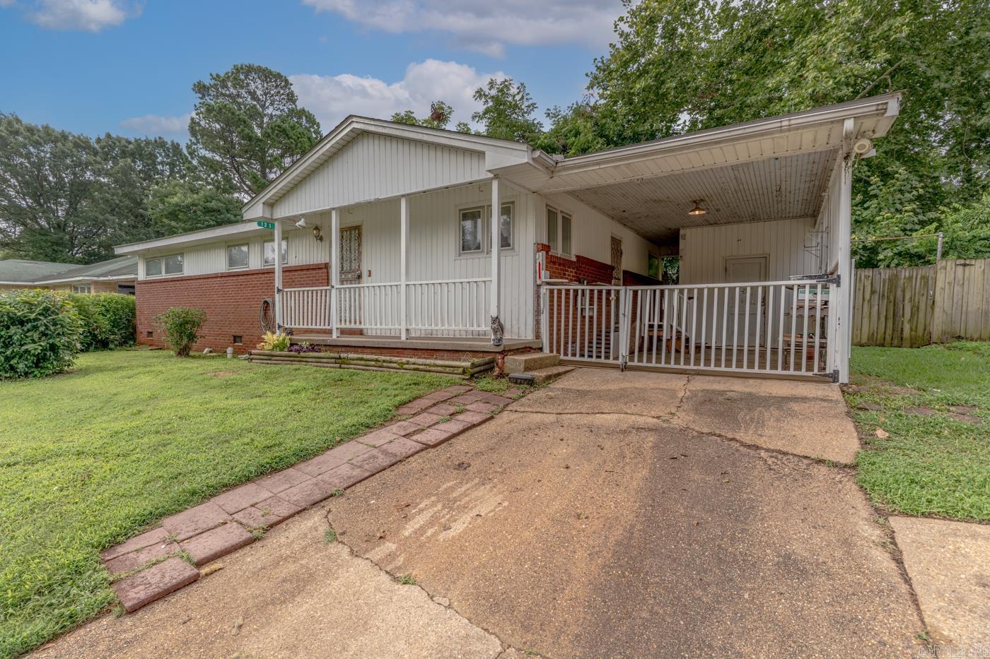 723 Valley Dr Property Photo 2